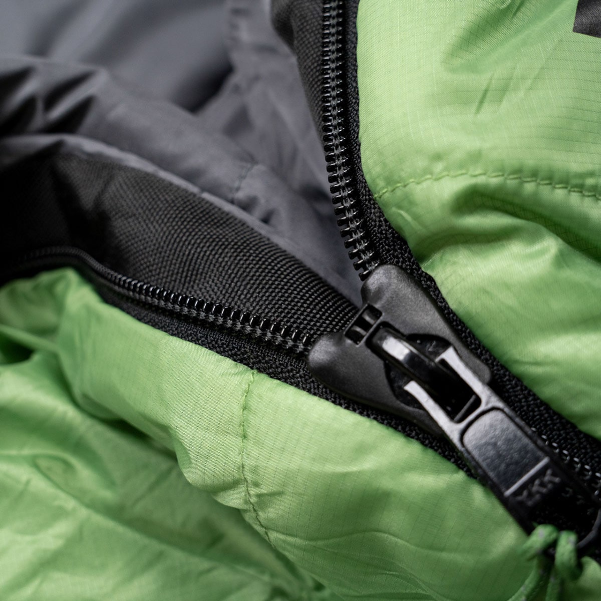 Спальний мішок Alpinus Ultralight 850 Зелений - лівий