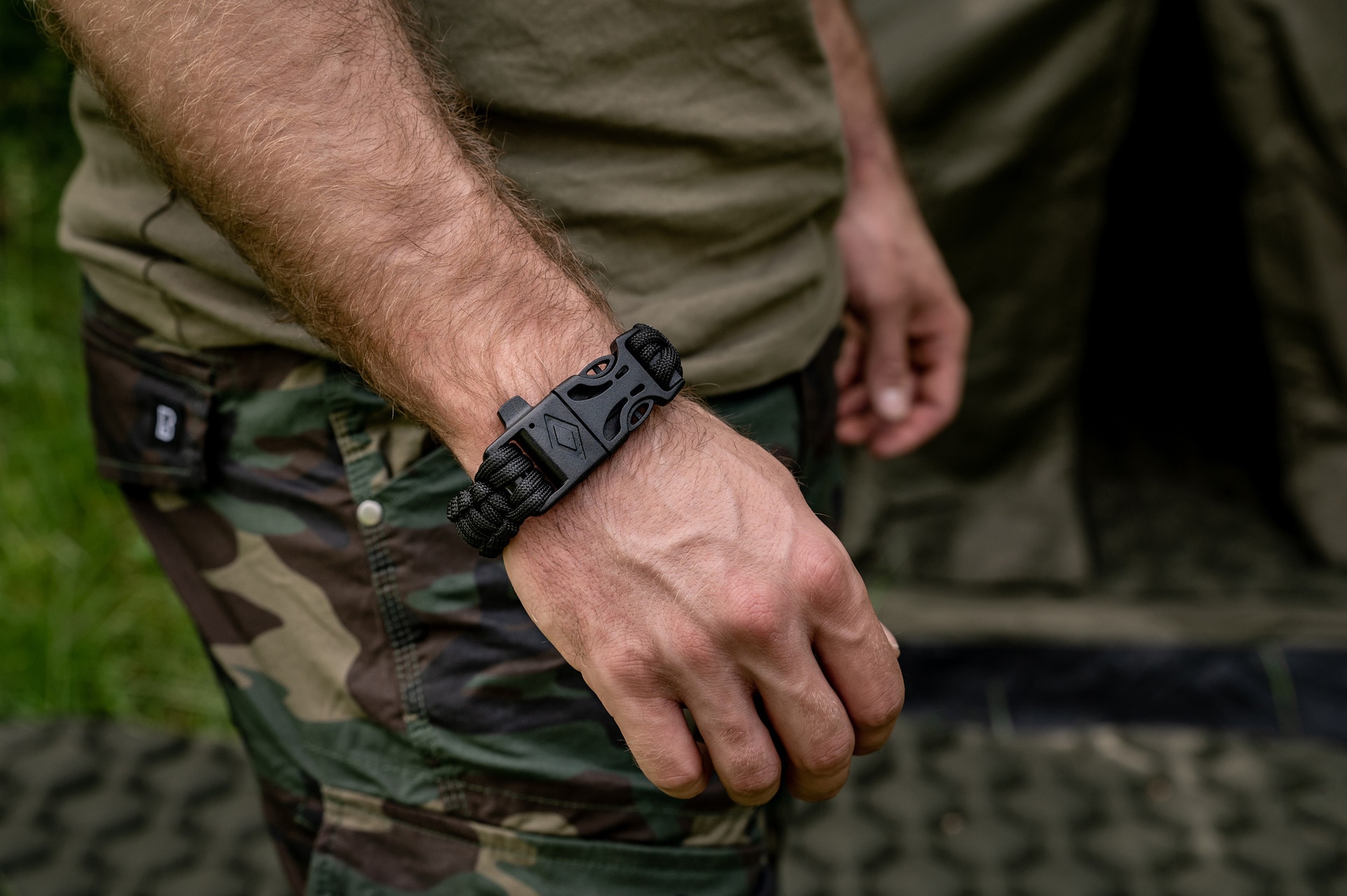 Bransoletka Paracord Badger Outdoor z krzesiwem - Black