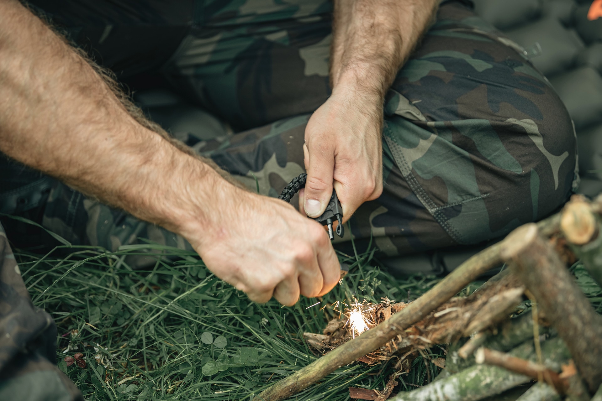 Bransoletka Paracord Badger Outdoor z krzesiwem - Black