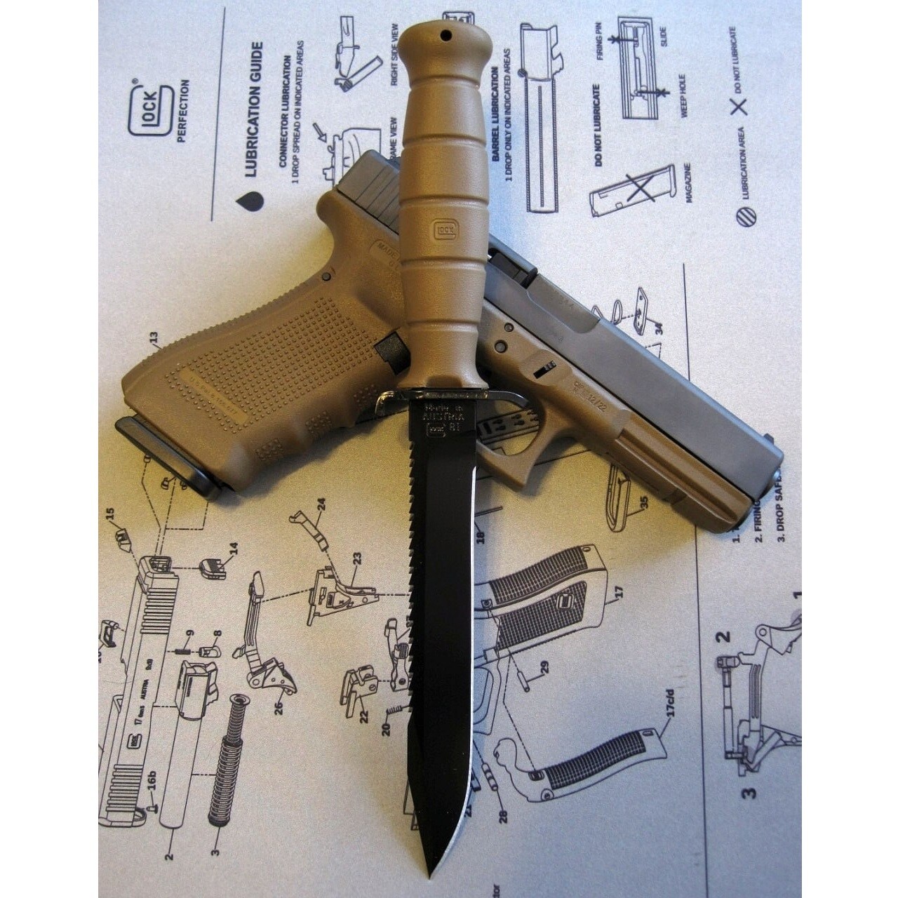 Військовий ніж з пилкою Glock FM81 Flat Dark Earth