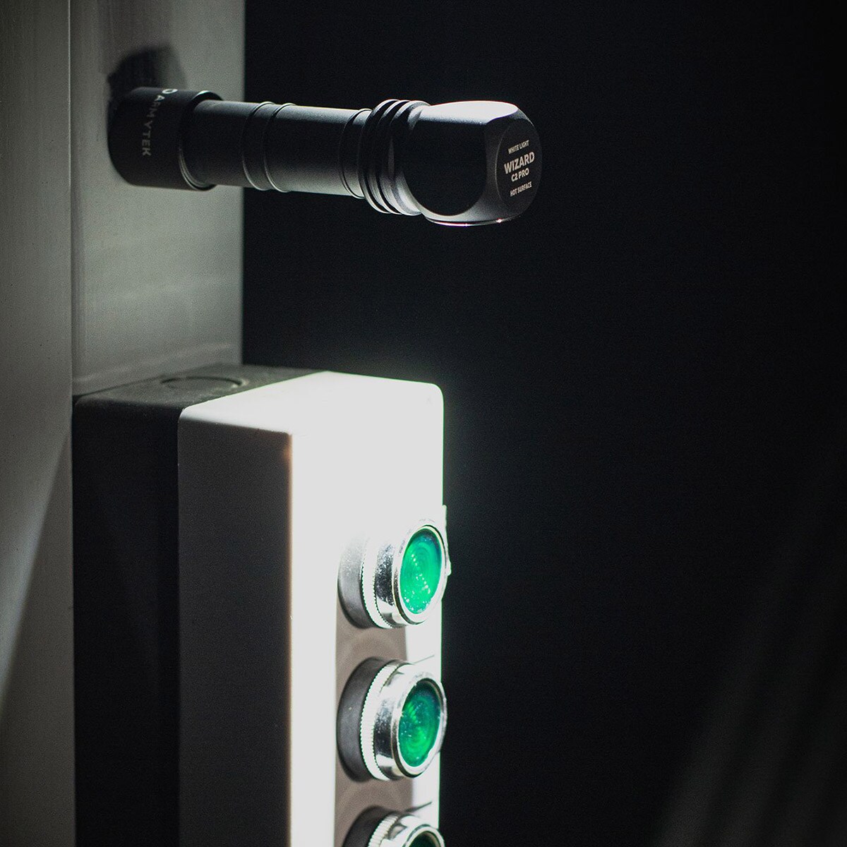 Latarka czołowa i kątowa Armytek Wizard C2 Pro Magnet USB White 3w1 - 2500 lumenów