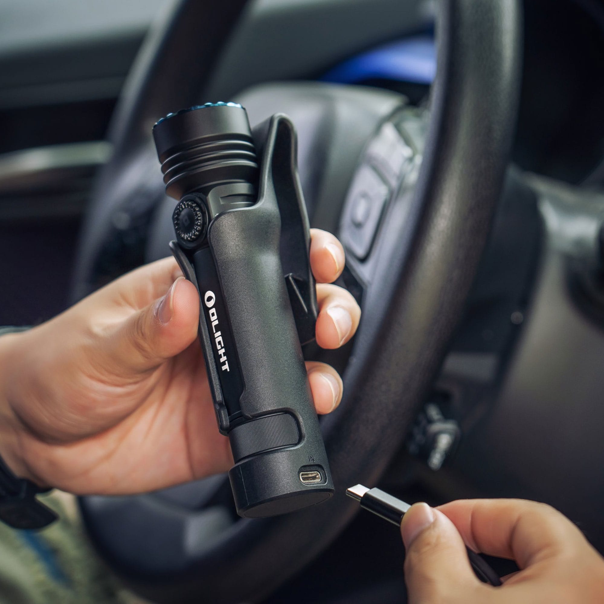 Latarka taktyczno-poszukiwawcza Olight Seeker 4 Pro Cool White Matte Black - 4600 lumenów