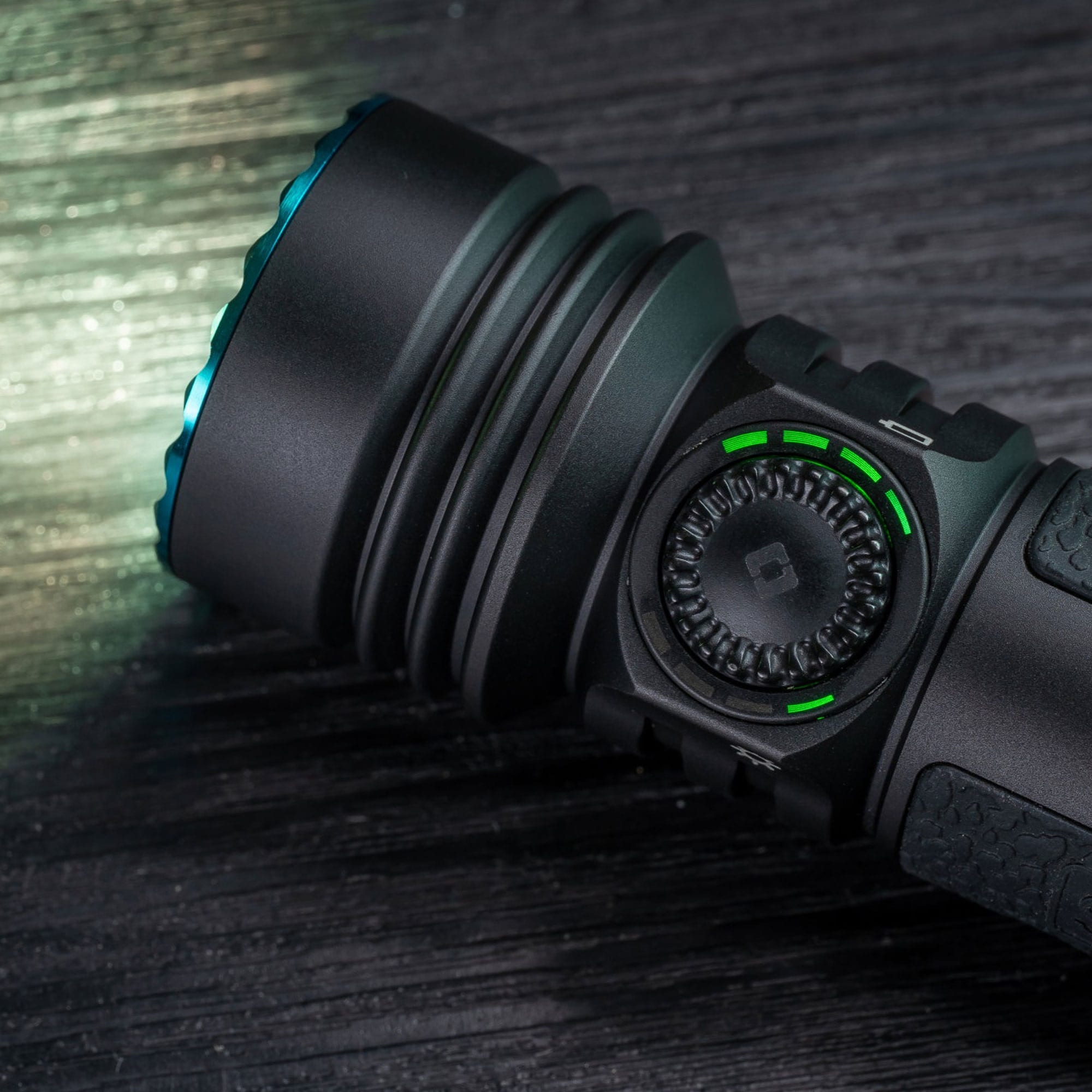 Latarka taktyczno-poszukiwawcza Olight Seeker 4 Pro Cool White Matte Black - 4600 lumenów