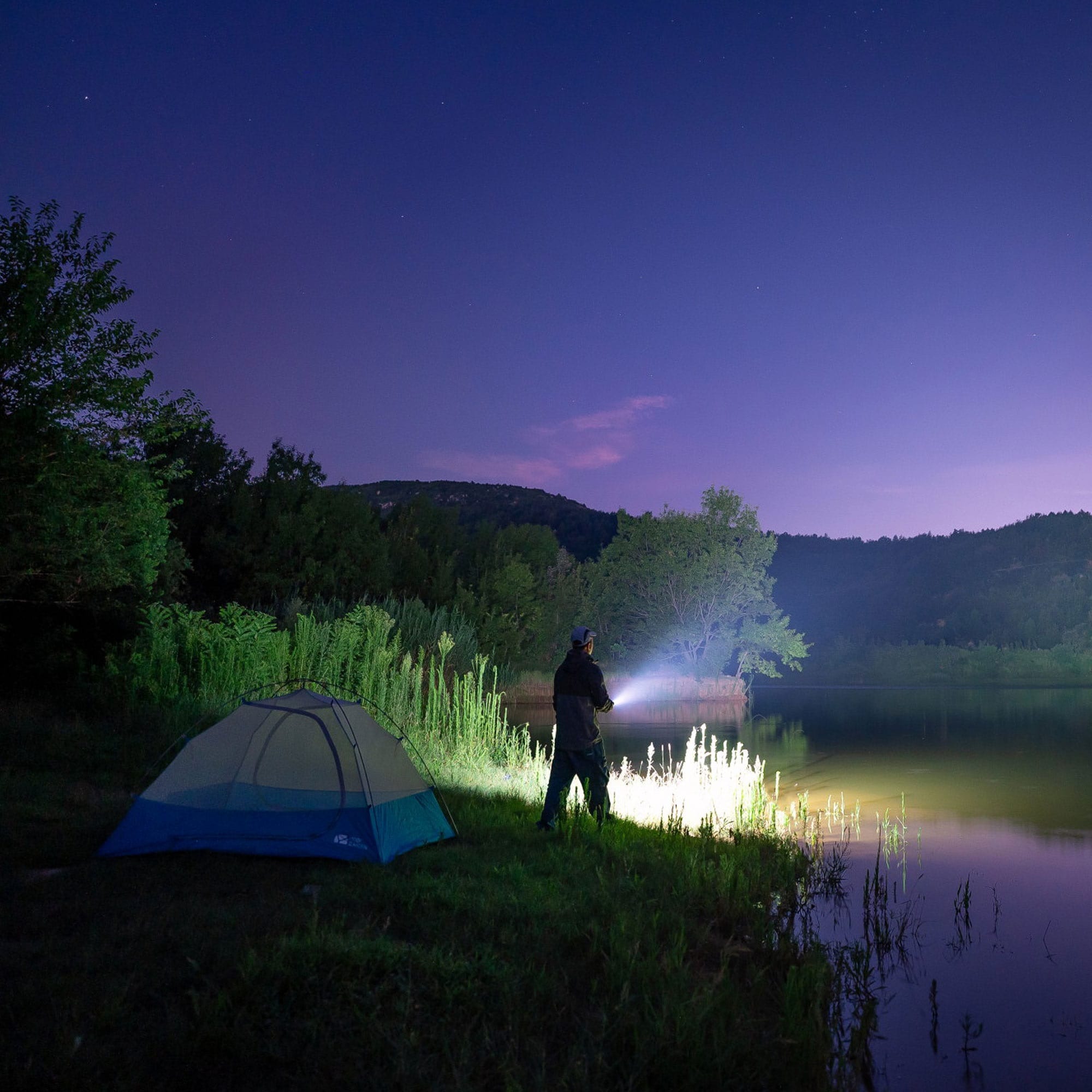 Latarka taktyczno-poszukiwawcza Olight Seeker 4 Pro Cool White Matte Black - 4600 lumenów
