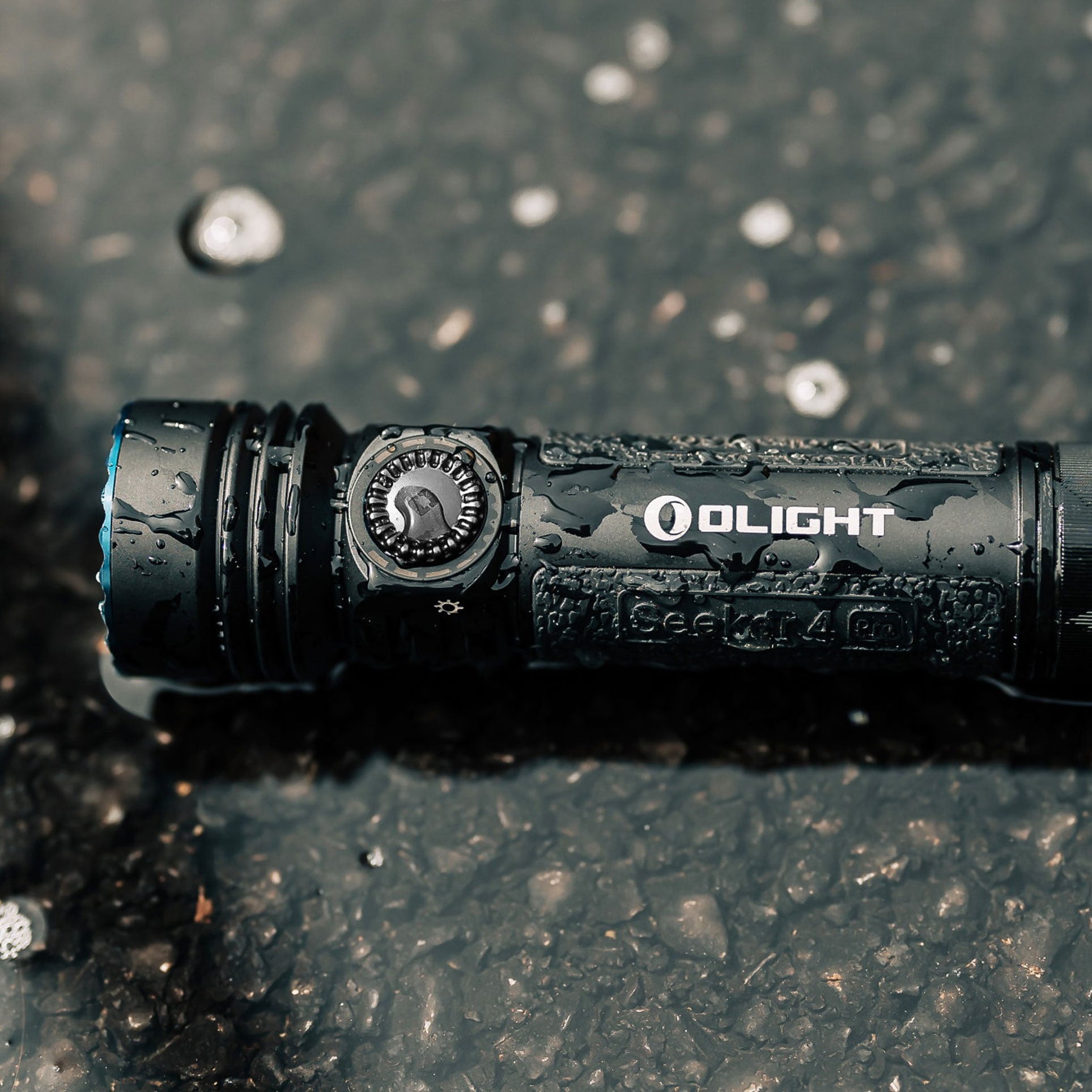 Latarka taktyczno-poszukiwawcza Olight Seeker 4 Pro Cool White Matte Black - 4600 lumenów