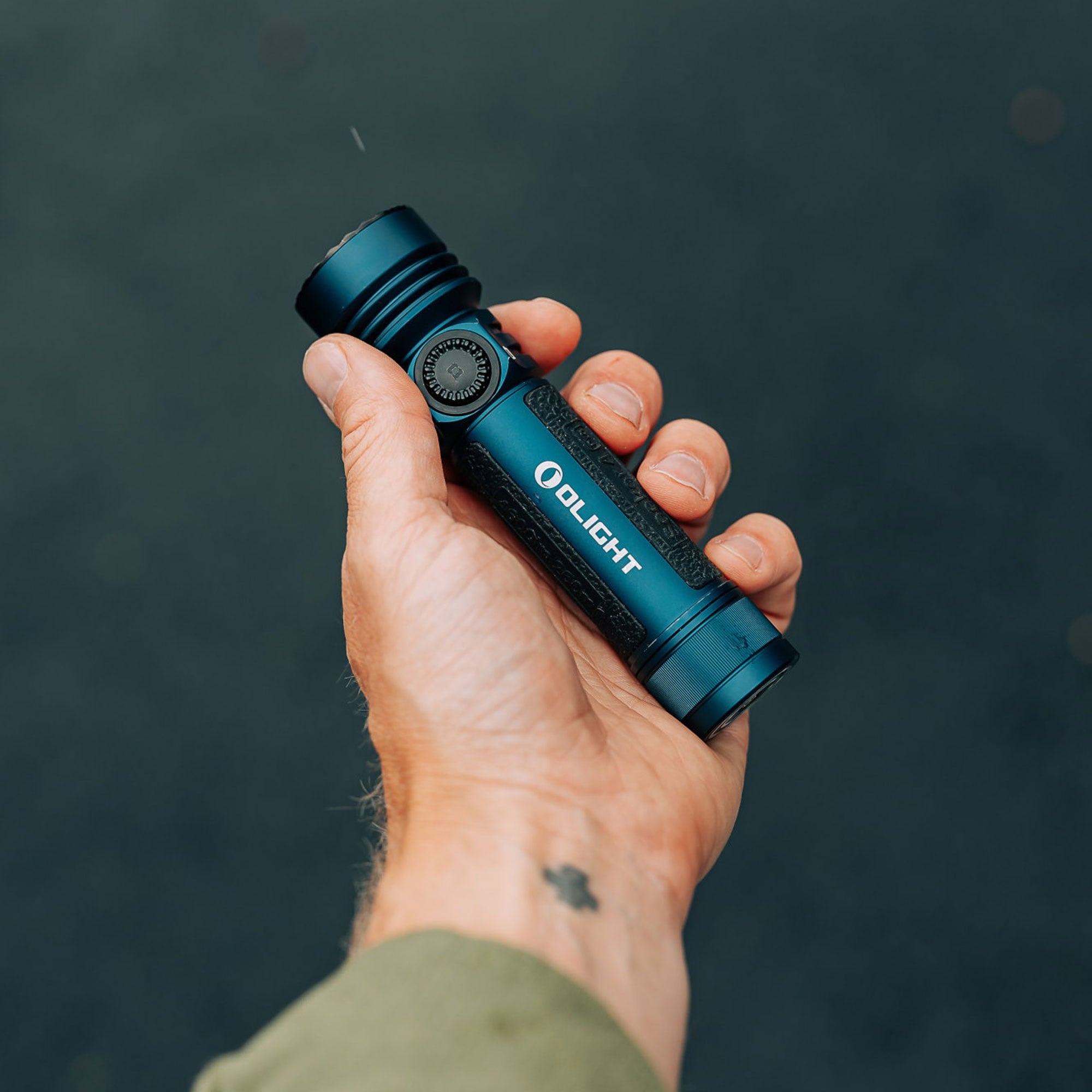 Latarka taktyczno-poszukiwawcza Olight Seeker 4 Pro Cool White Midnight Blue - 4600 lumenów