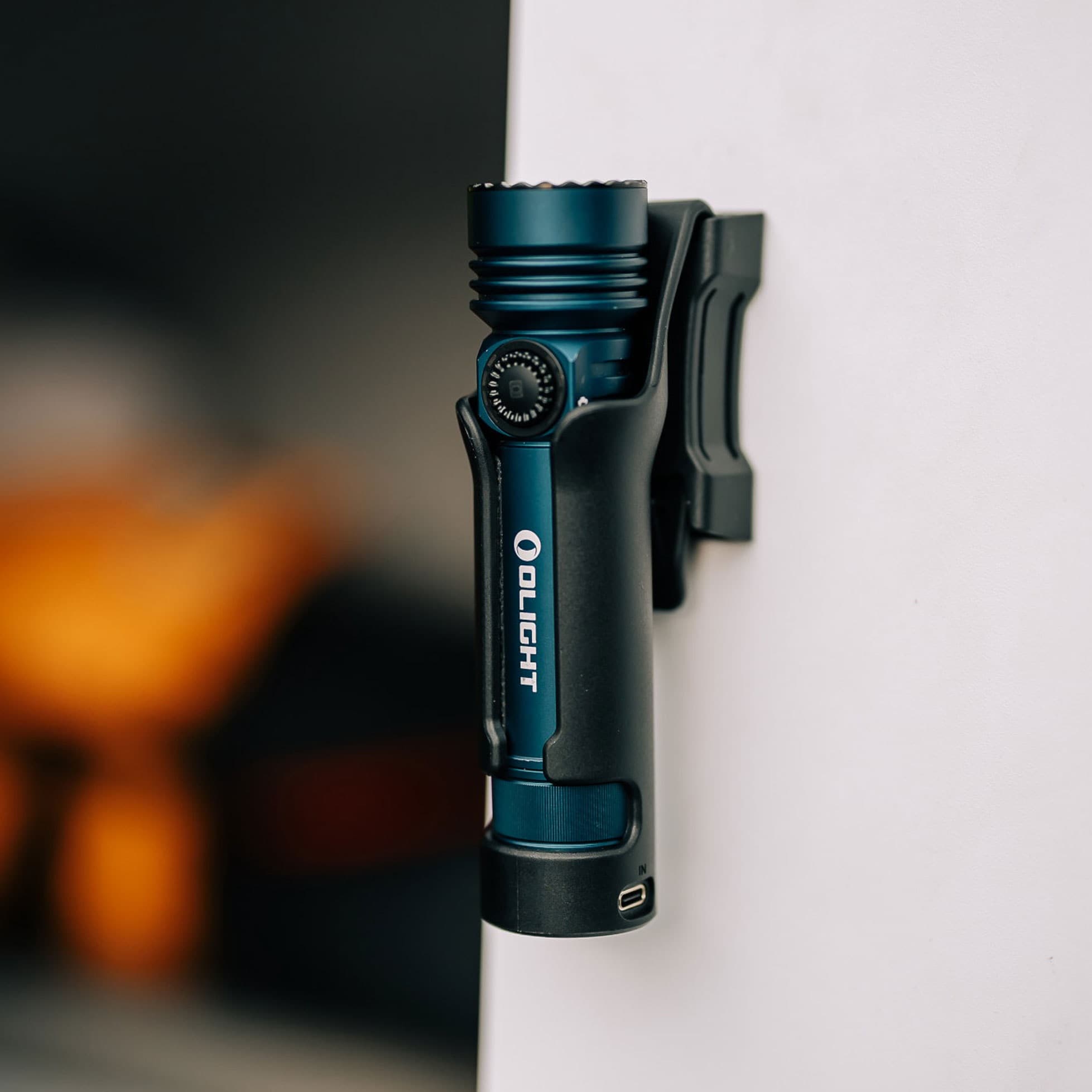 Latarka taktyczno-poszukiwawcza Olight Seeker 4 Pro Cool White Midnight Blue - 4600 lumenów