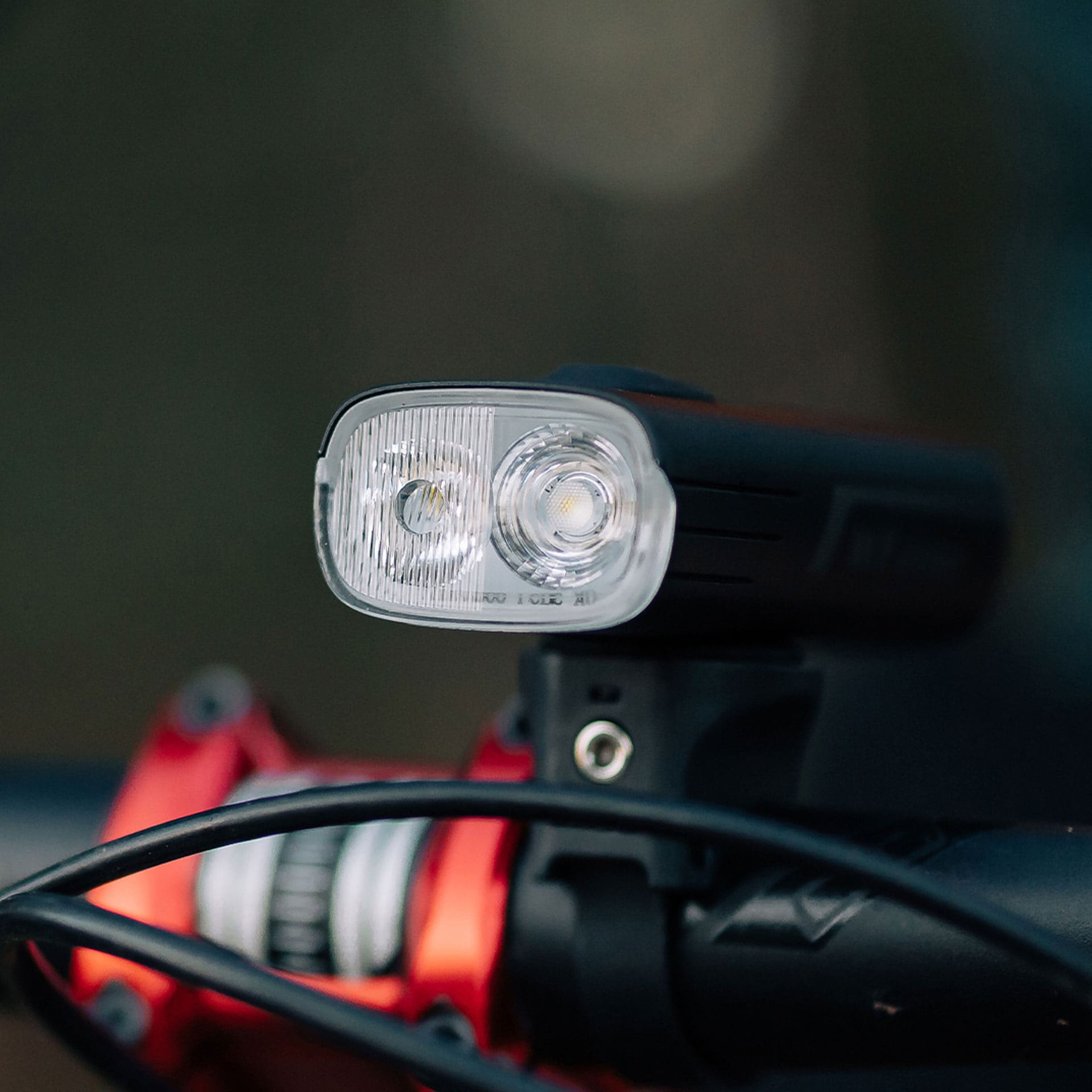 Światło rowerowe przednie Olight RN 2000 z montażem - 2000 lumenów