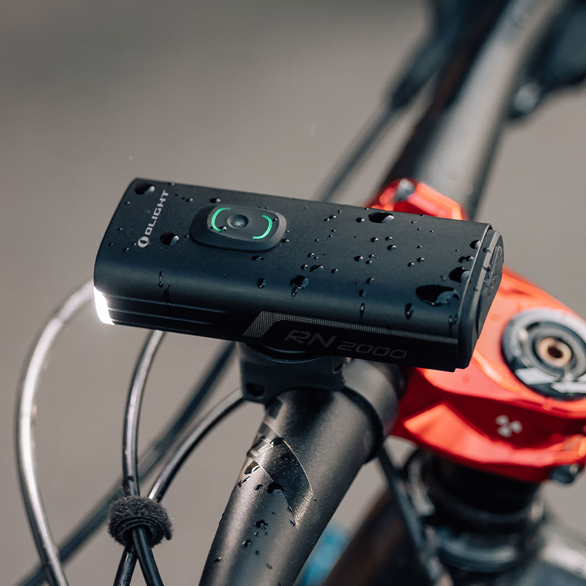 Światło rowerowe przednie Olight RN 2000 z montażem - 2000 lumenów