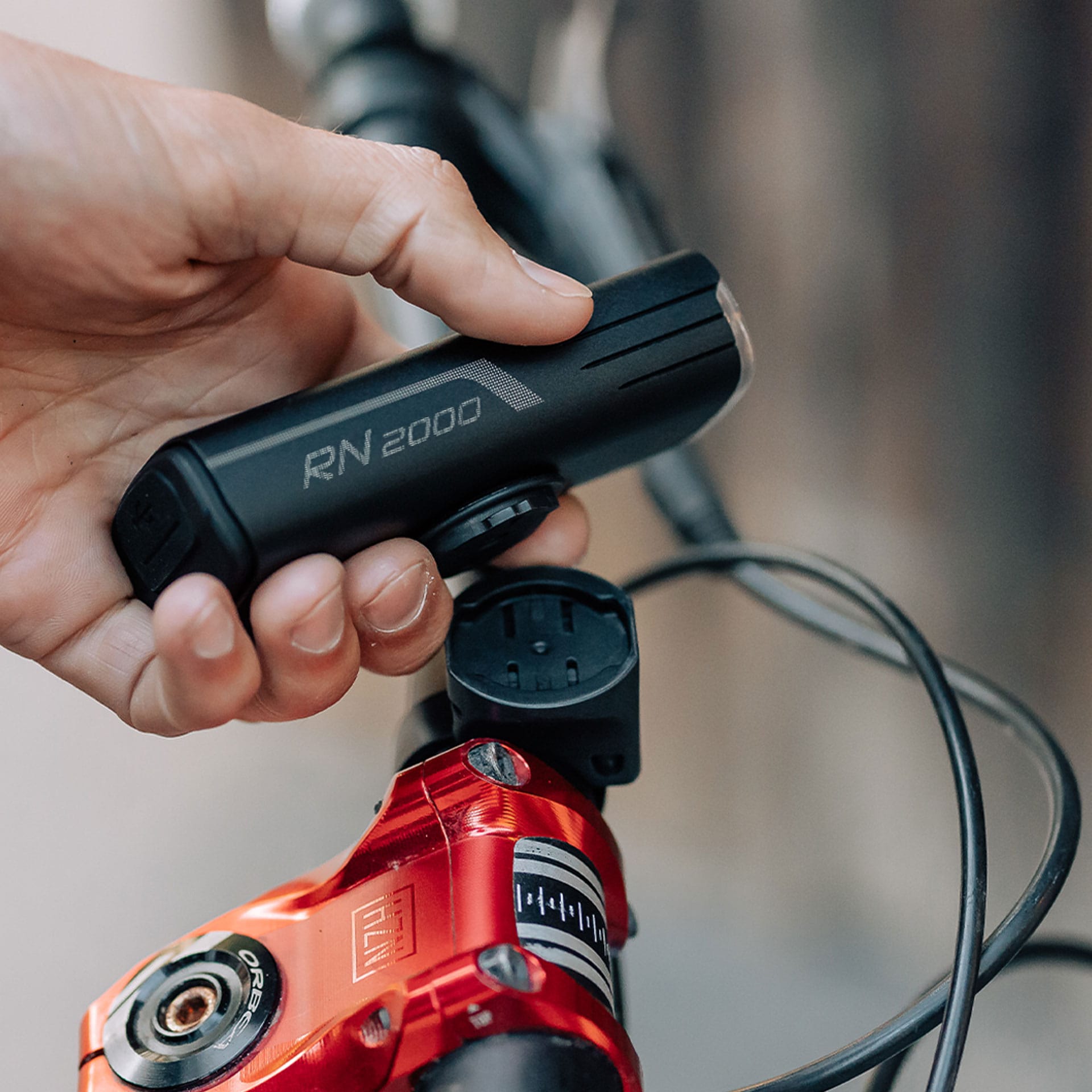 Światło rowerowe przednie Olight RN 2000 z montażem - 2000 lumenów