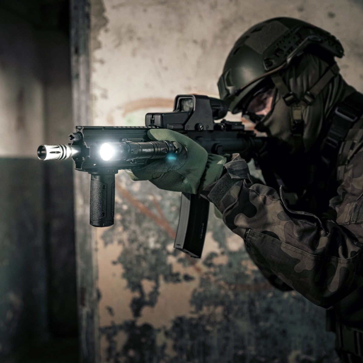 Latarka na broń z celownikiem laserowym Olight Odin GL M z montażem - 1500 lumenów. Green Laser