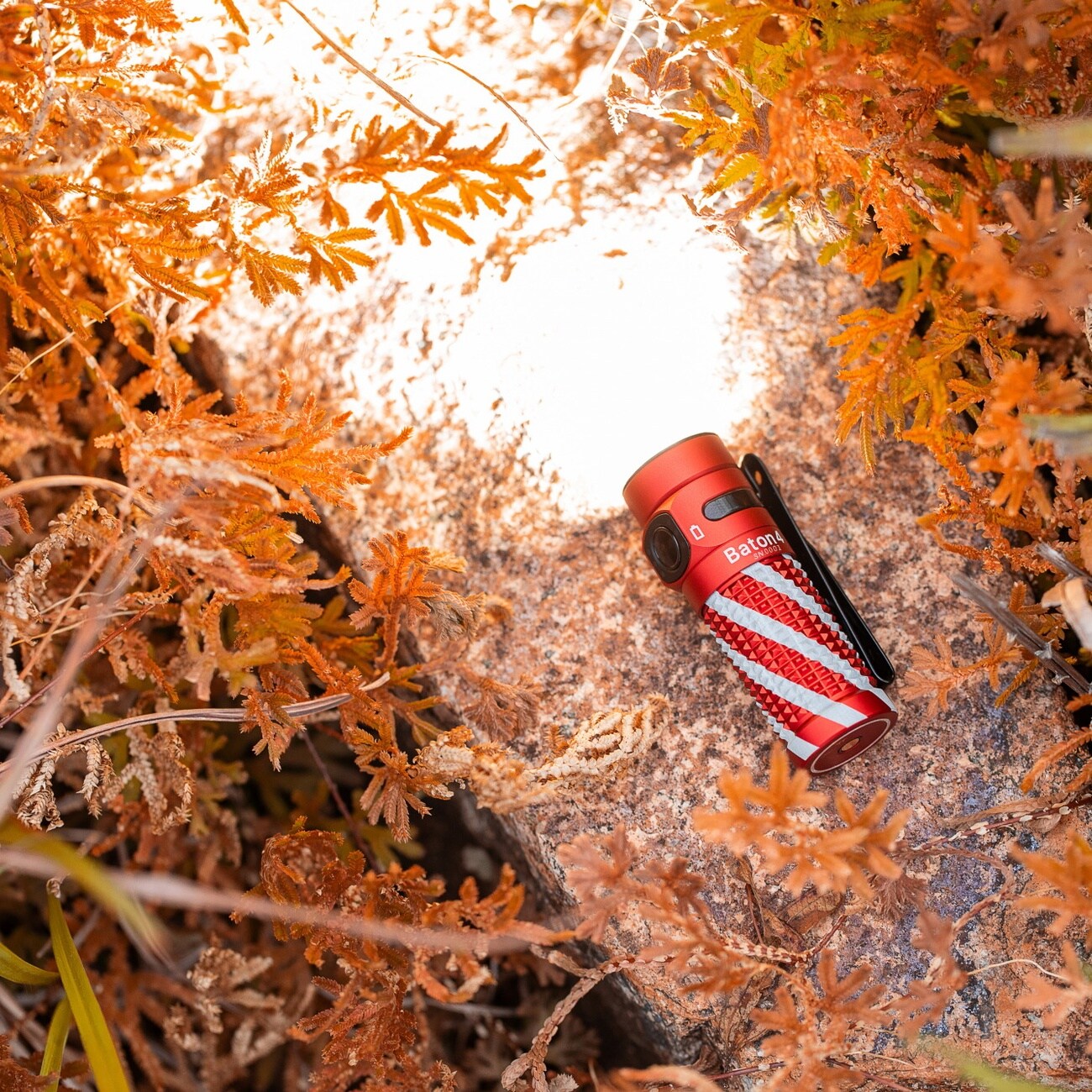 Latarka akumulatorowa Olight Baton 4 Limited Edition White Red - 1300 lumenów
