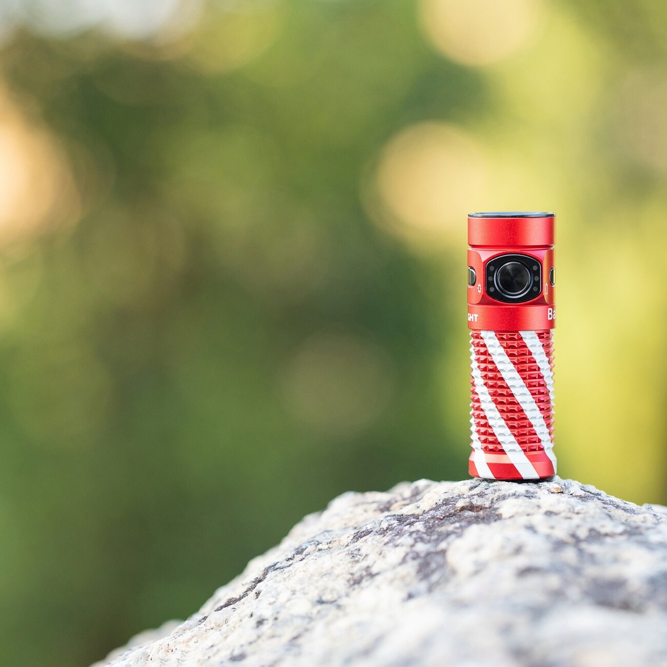 Latarka akumulatorowa Olight Baton 4 Limited Edition White Red - 1300 lumenów