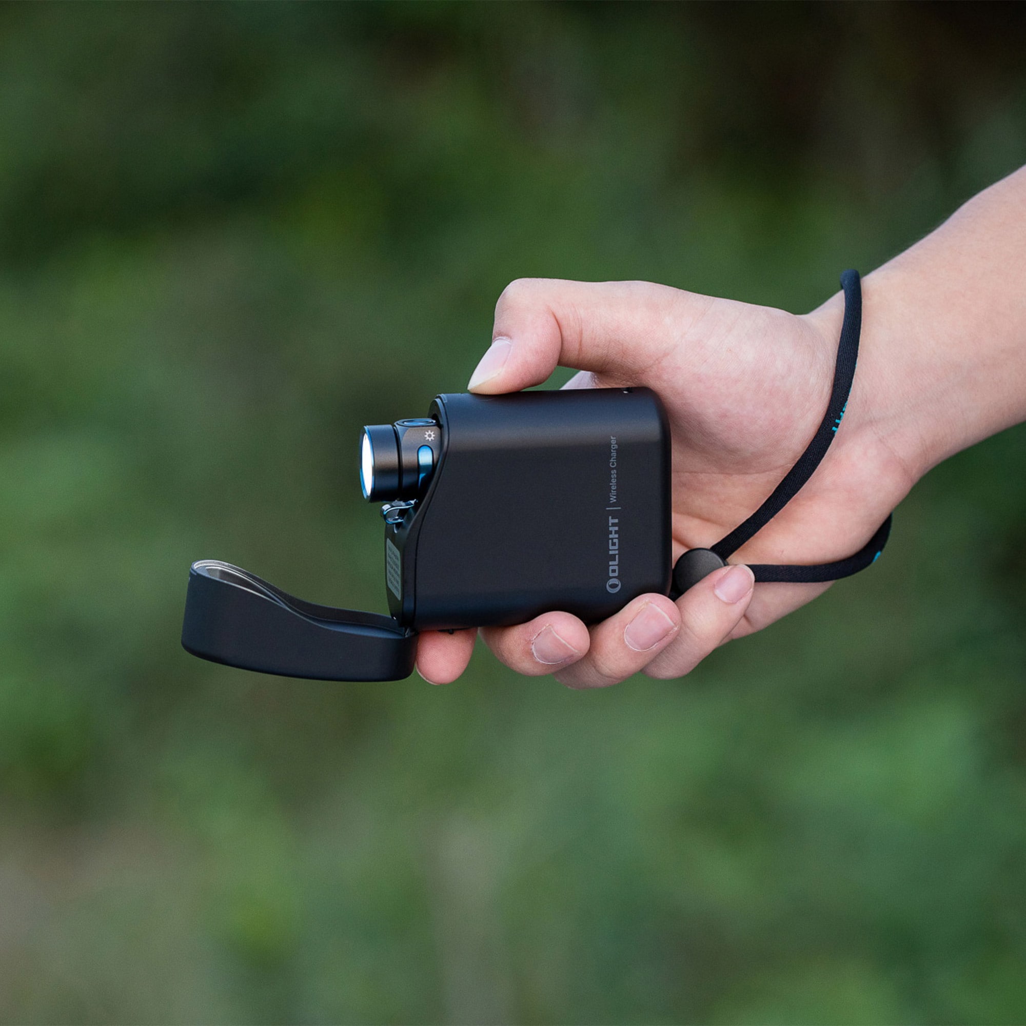 Latarka Olight Baton 4 Premium Edition Black z bezprzewodowym etui ładującym - 1300 lumenów