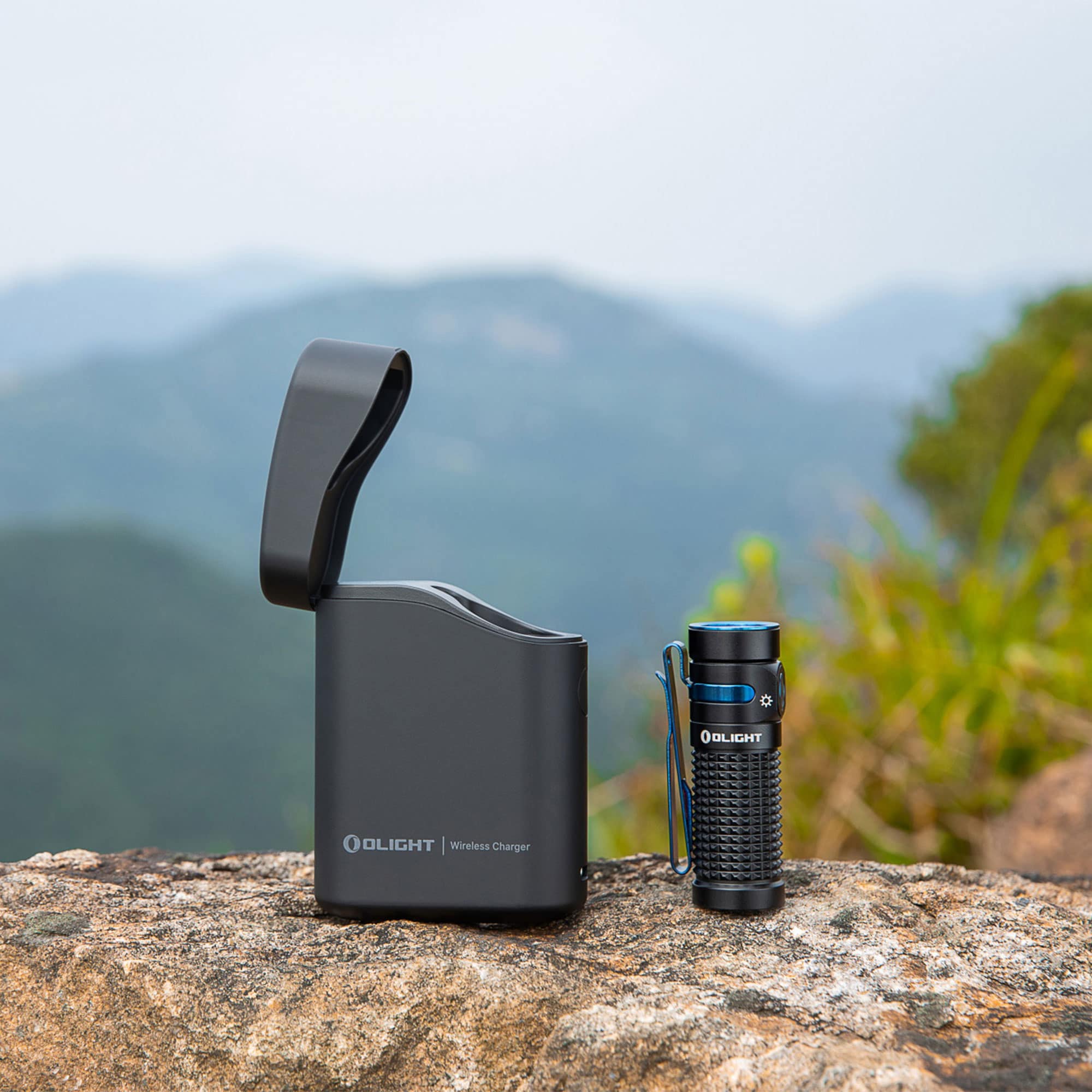 Latarka Olight Baton 4 Premium Edition Black z bezprzewodowym etui ładującym - 1300 lumenów