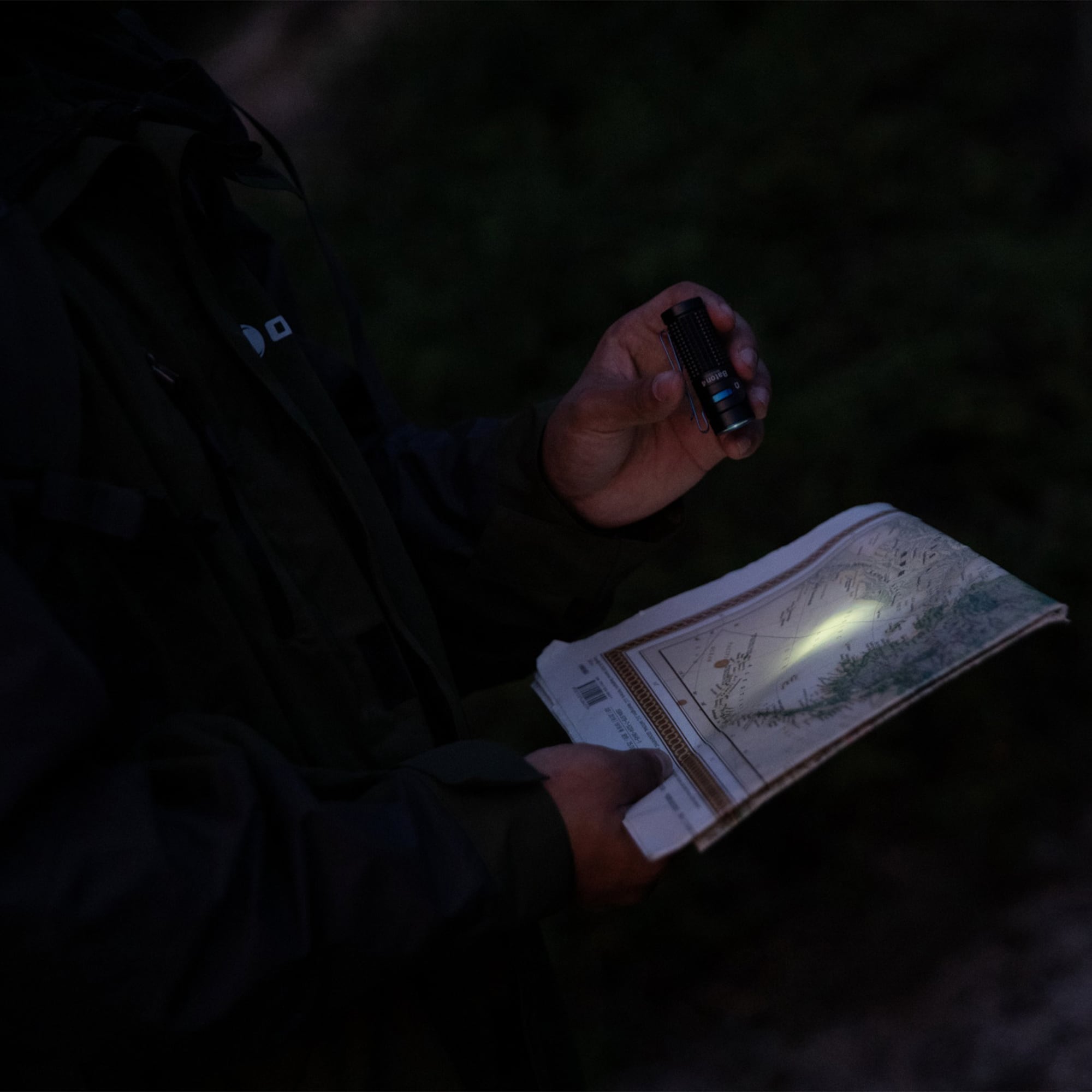 Latarka Olight Baton 4 Premium Edition Black z bezprzewodowym etui ładującym - 1300 lumenów