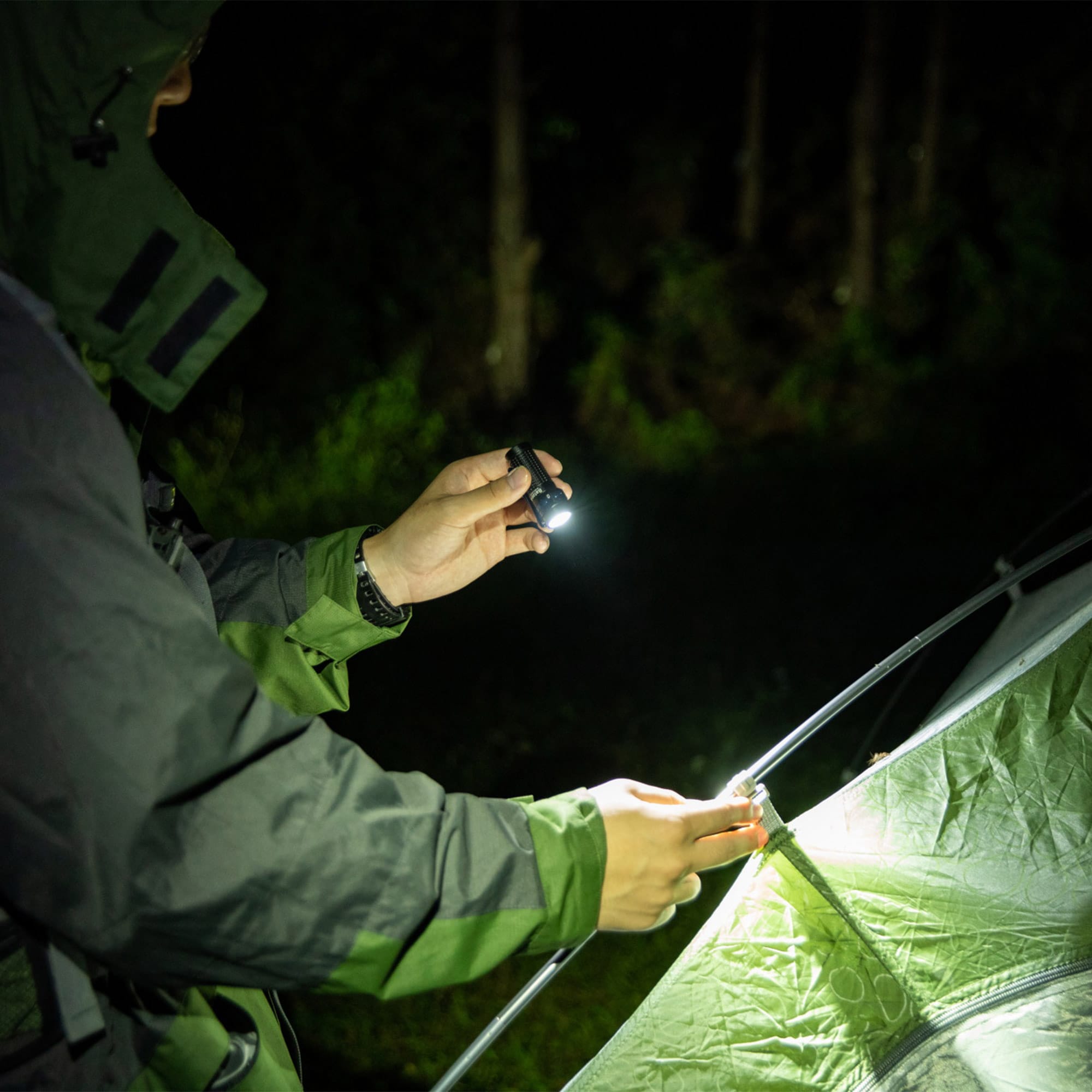 Latarka Olight Baton 4 Premium Edition Black z bezprzewodowym etui ładującym - 1300 lumenów