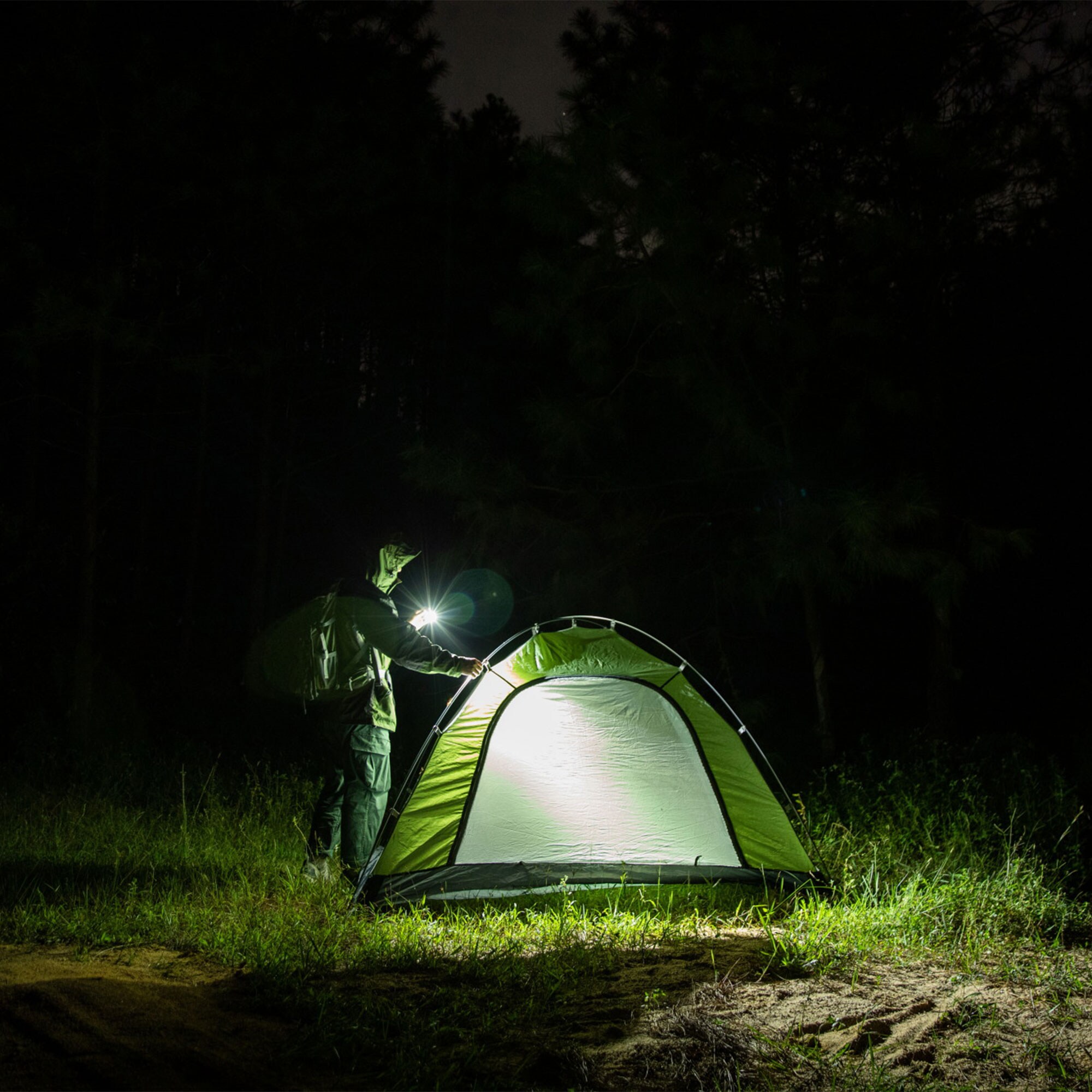 Latarka Olight Baton 4 Premium Edition OD Green z bezprzewodowym etui ładującym - 1300 lumenów