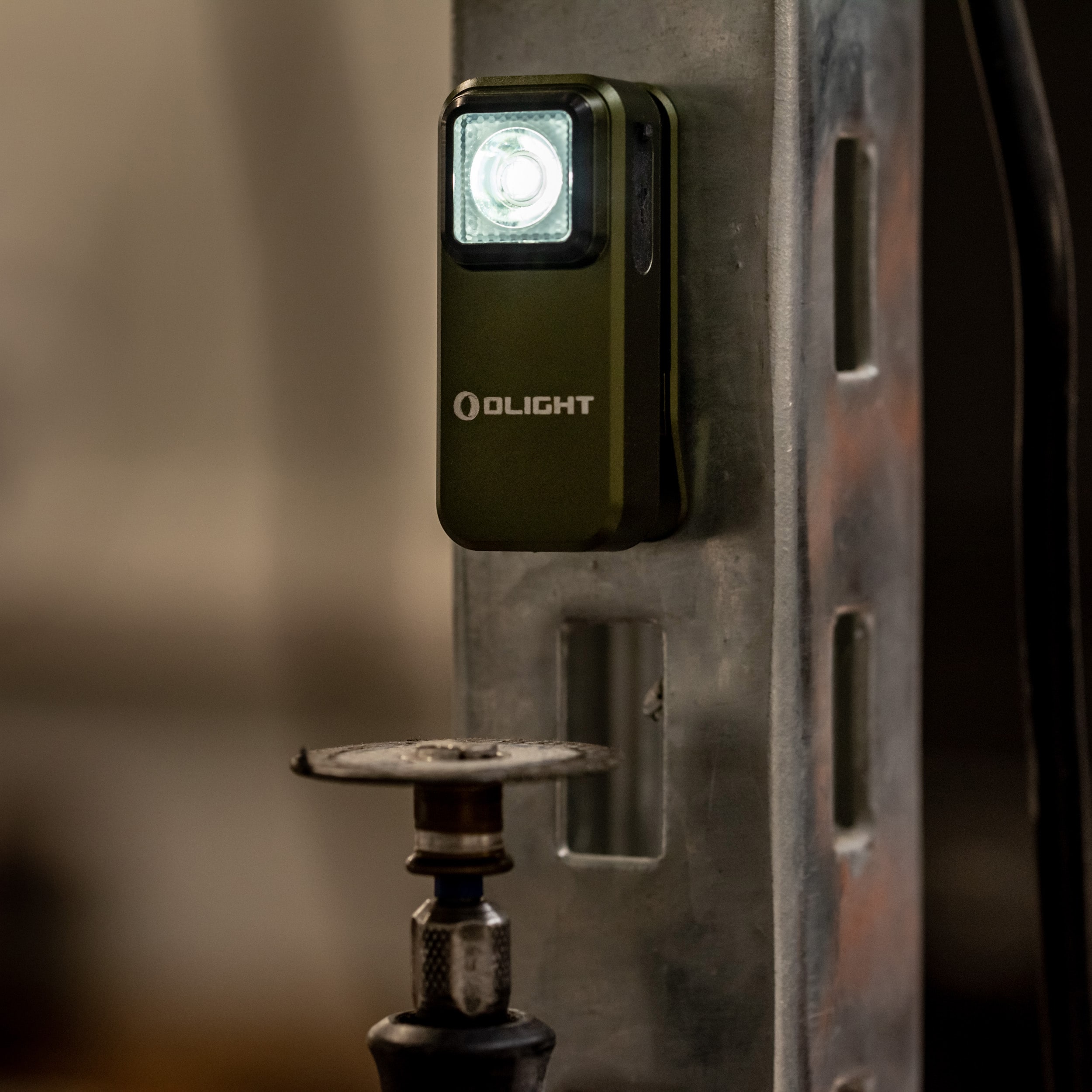 Акумуляторний ліхтарик Olight Oclip OD Green - 300 люменів