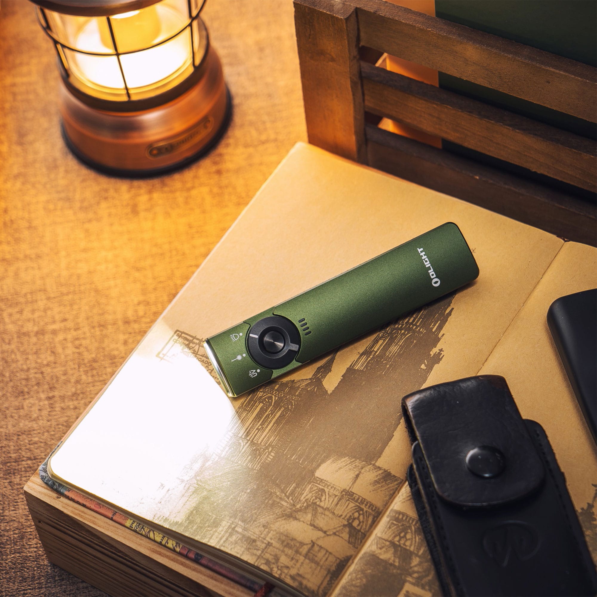 Latarka ze wskaźnikiem laserowym Olight Arkfeld Pro UV Cool White OD Green - 1300 lumenów