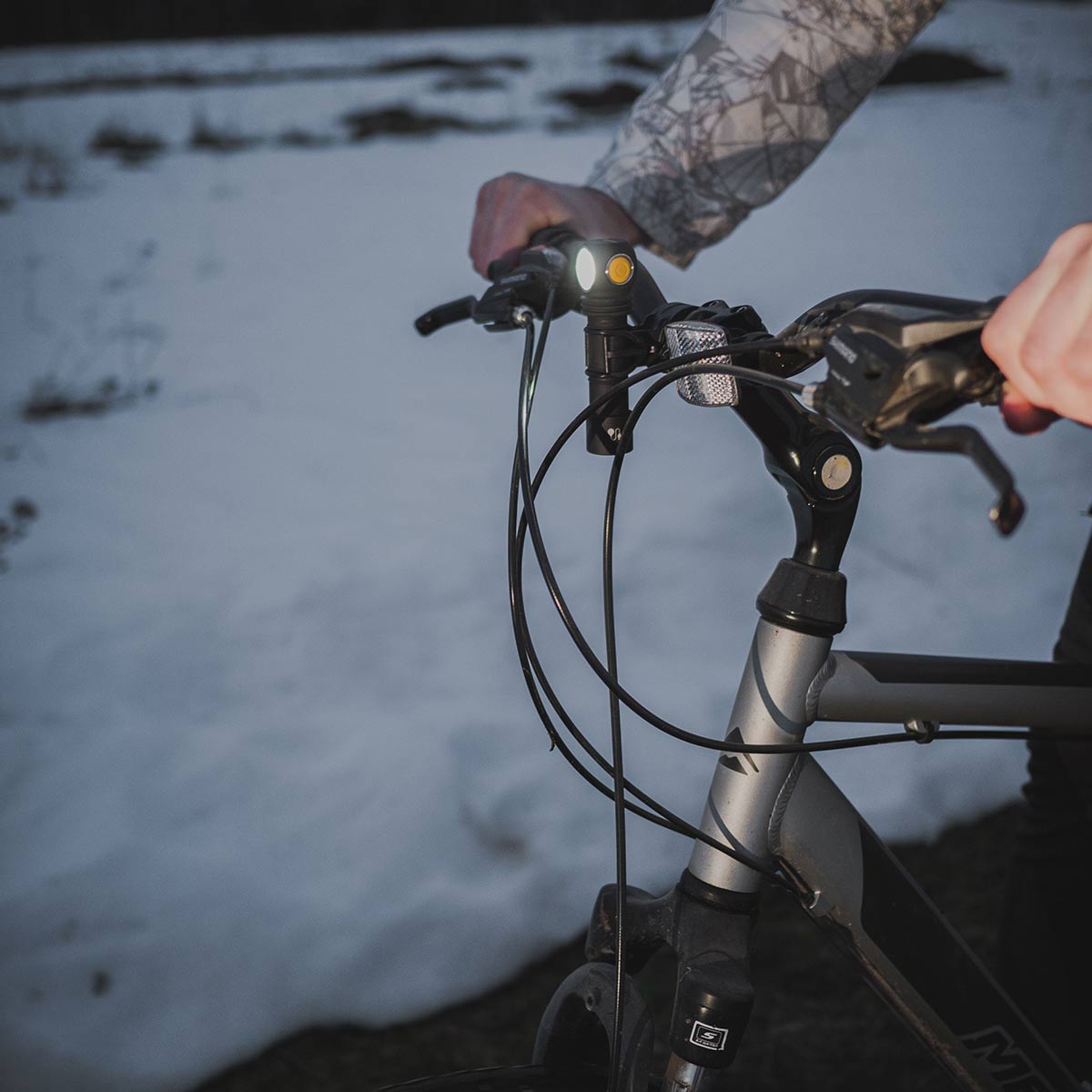 Latarka czołowa i kątowa Armytek Wizard C2 Magnet USB Warm - 1120 lumenów