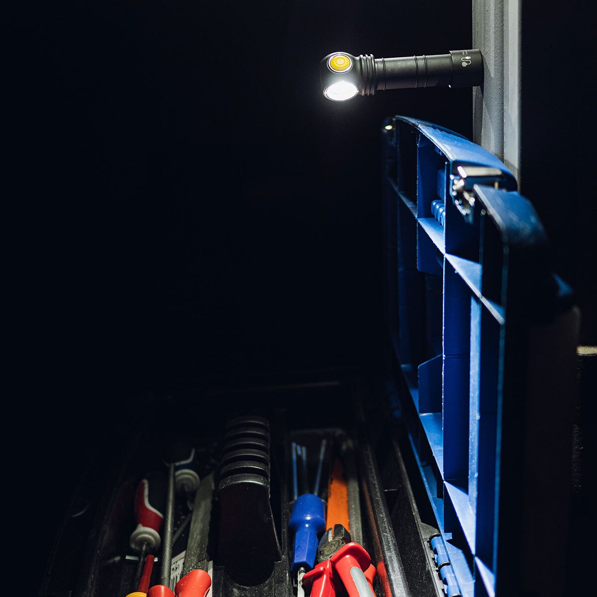 Latarka czołowa i kątowa Armytek Wizard C2 Magnet USB Warm - 1120 lumenów