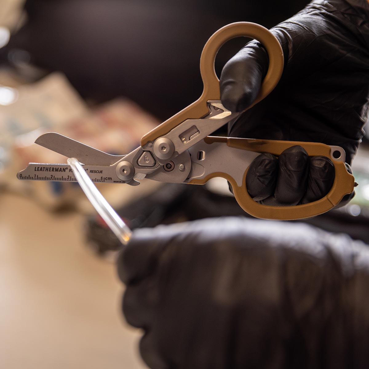 Multitool Leatherman Raptor Rescue Tan z kaburą Utility