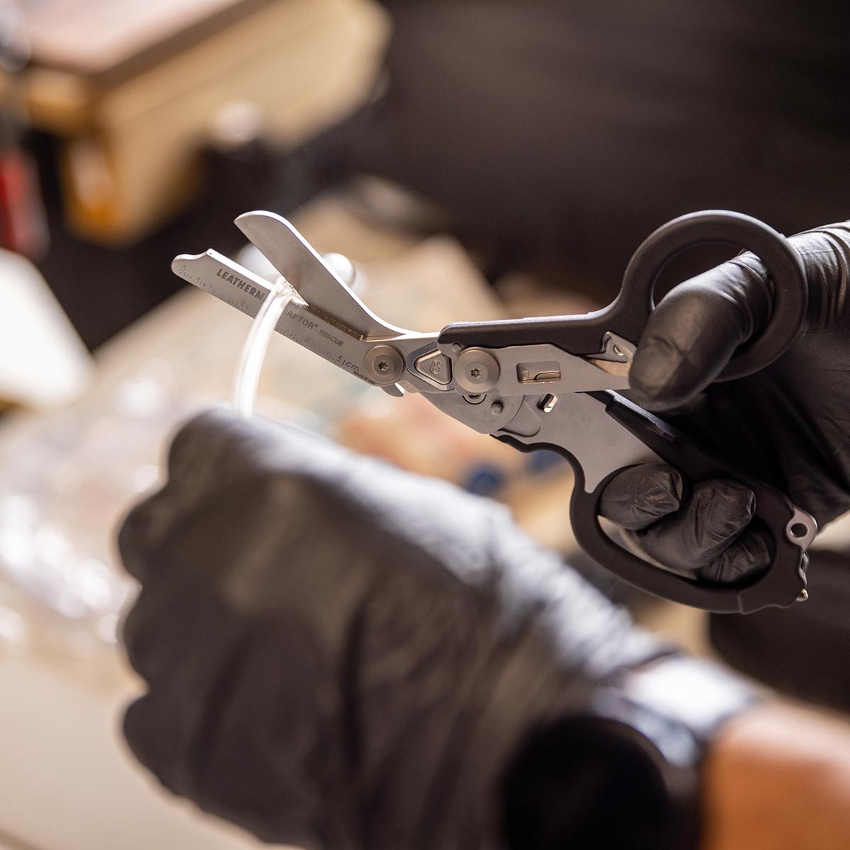 Multitool Leatherman Raptor Rescue Tan z kaburą Utility