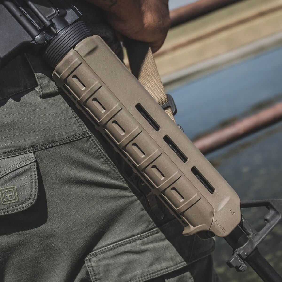 Łoże Magpul MOE M-LOK Hand Guard Mid-Lenght do karabinków AR15/M4 - Flat Dark Earth