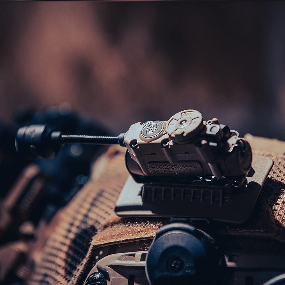 Latarka na hełm Streamlight Sidewinder Stalk Helmet Clips Arc Rail Mount Coyote - 76 lumenów