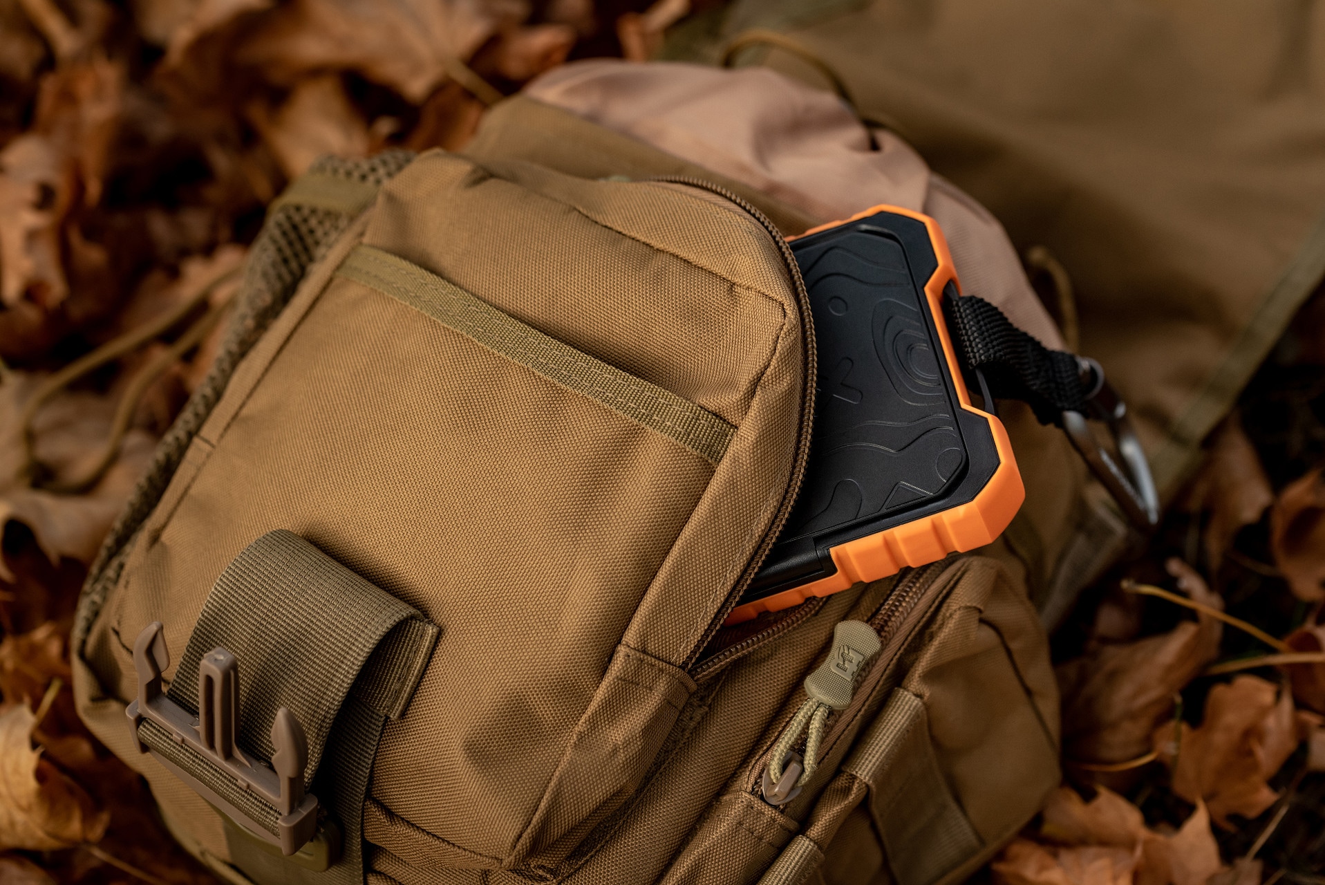 Powerbank solarny Xtorm Rugged 10000 mAh 20W - Black/Orange