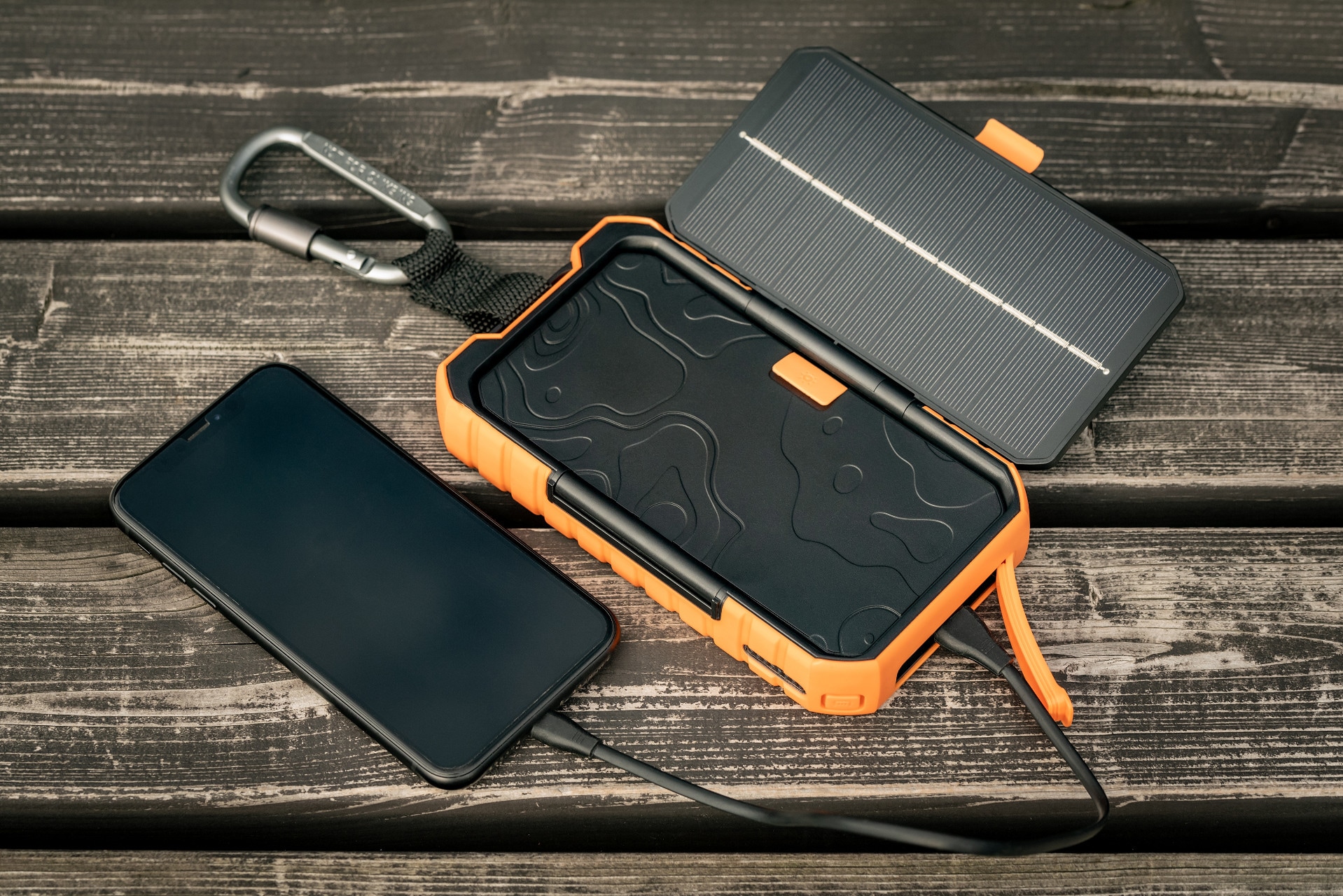 Powerbank solarny Xtorm Rugged 10000 mAh 20W - Black/Orange
