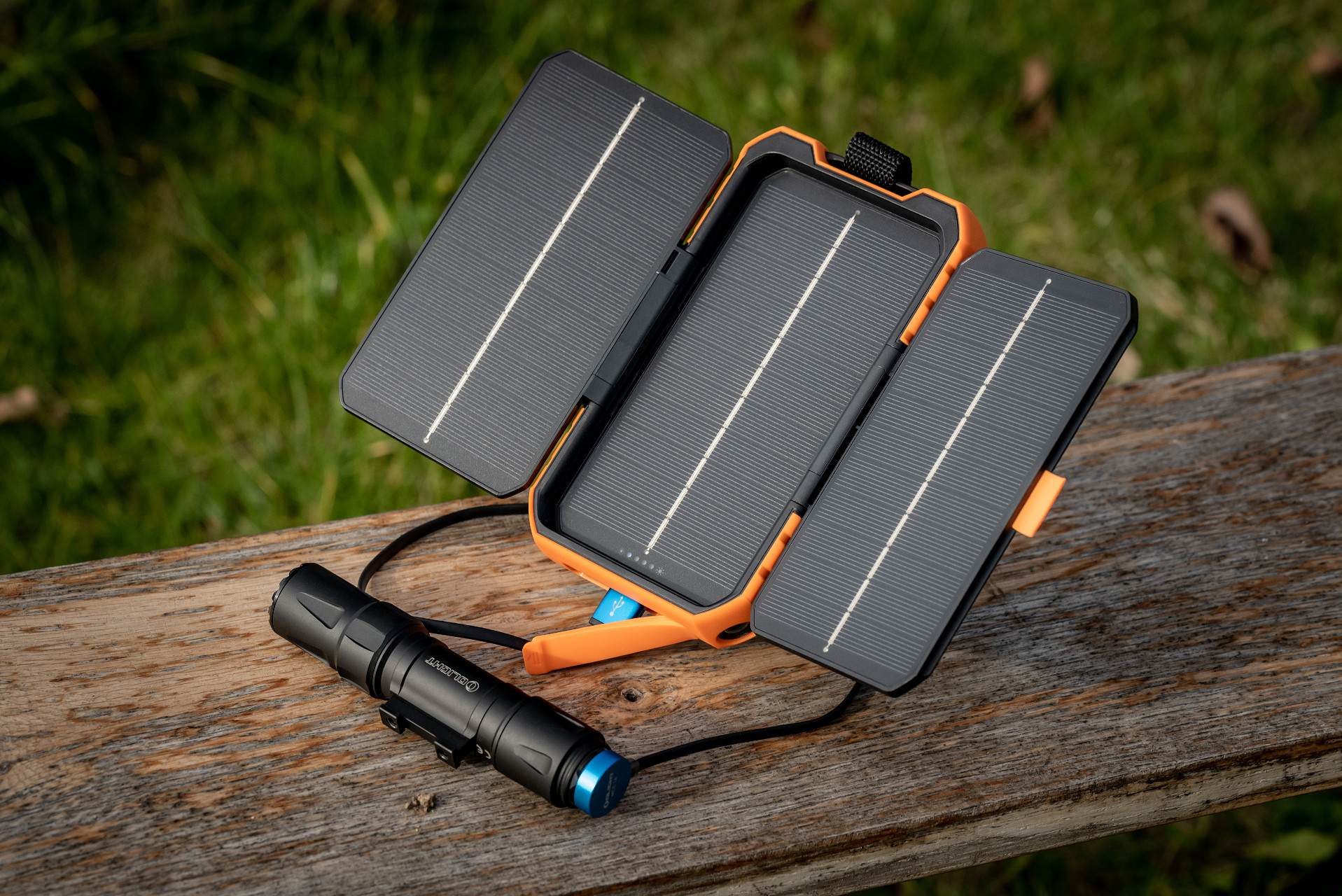 Powerbank solarny Xtorm Rugged 10000 mAh 20W - Black/Orange