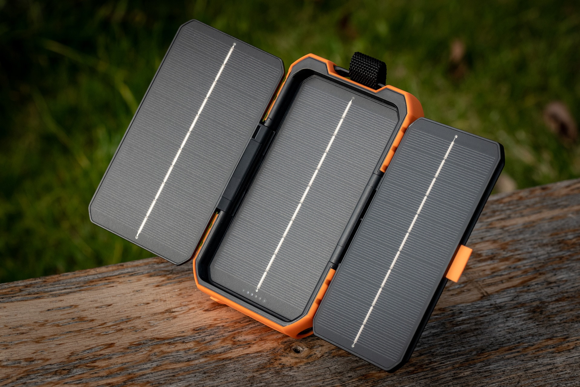 Powerbank solarny Xtorm Rugged 10000 mAh 20W - Black/Orange