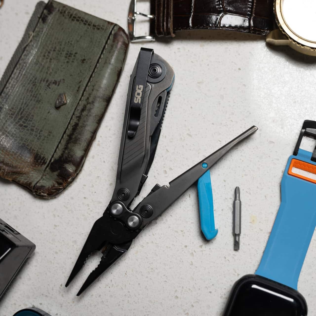 Multitool SOG Flash MT - Urban Gray/Cyan