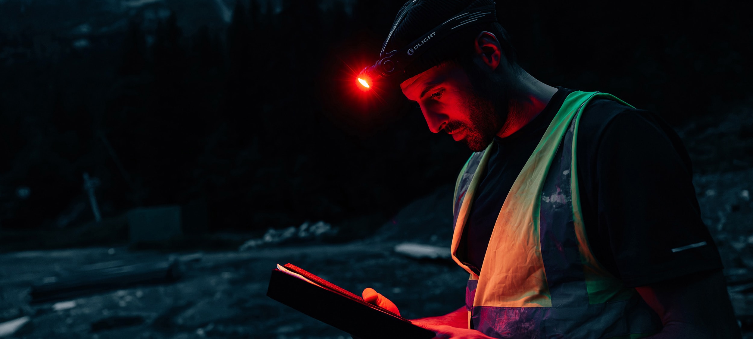 Latarka czołowa i kątowa Olight Perun 3 Black z opaską - 3000 lumenów