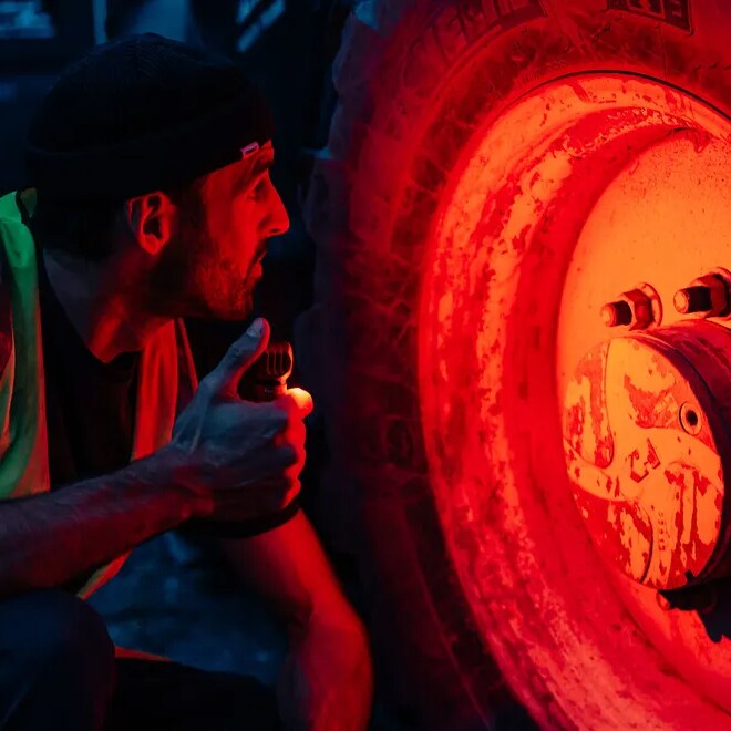 Latarka czołowa i kątowa Olight Perun 3 Orange z opaską - 3000 lumenów