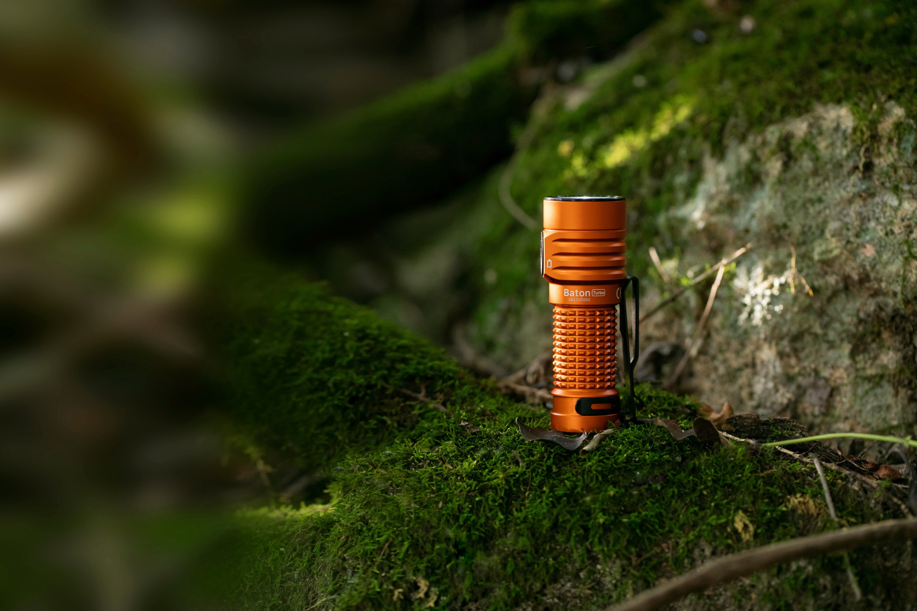 Latarka akumulatorowa Olight Baton Turbo Orange - 1000 lumenów