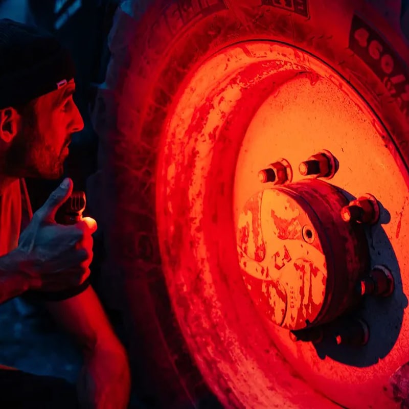 Latarka czołowa i kątowa Olight Perun 3 Midnight Blue z opaską - 3000 lumenów