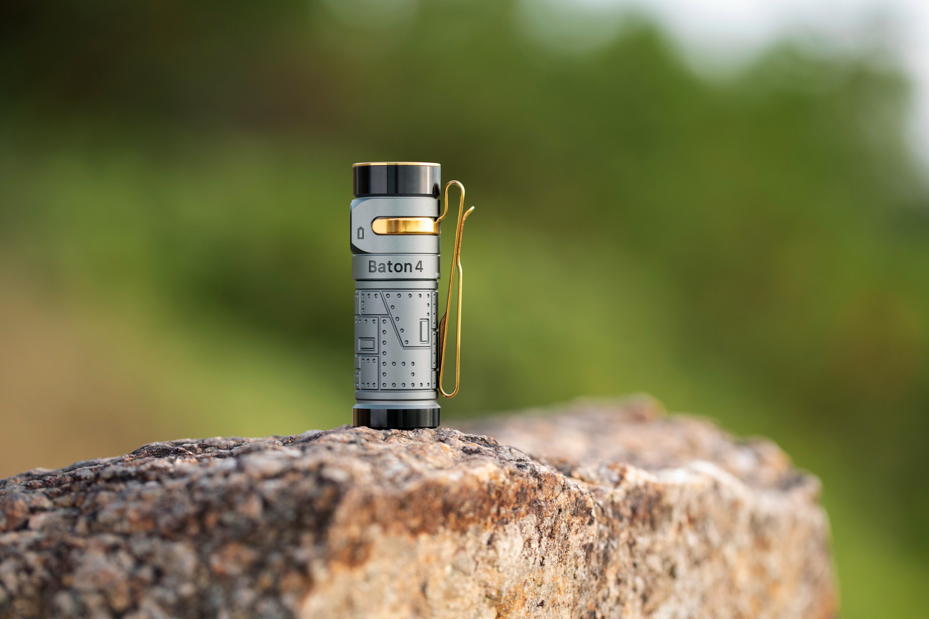 Latarka akumulatorowa Olight Baton 4 Fighter Pilot - 1300 lumenów