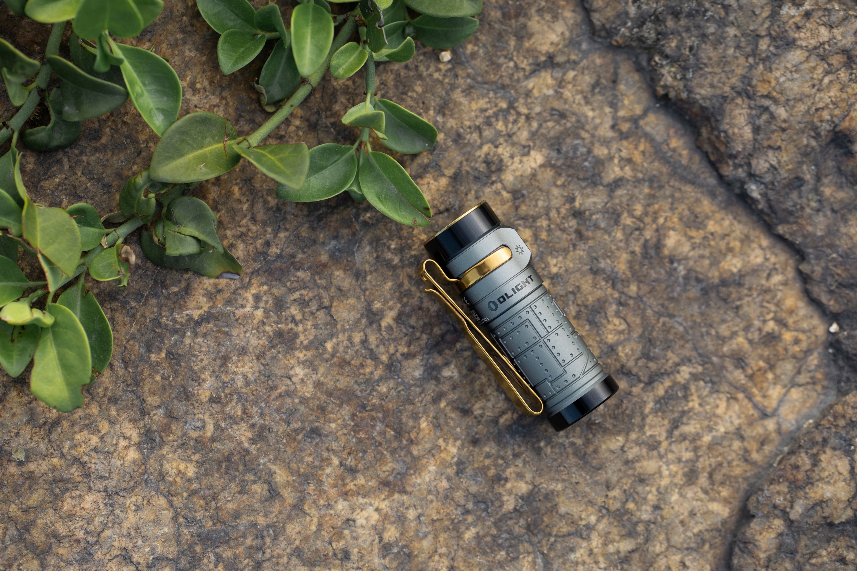 Latarka akumulatorowa Olight Baton 4 Fighter Pilot - 1300 lumenów