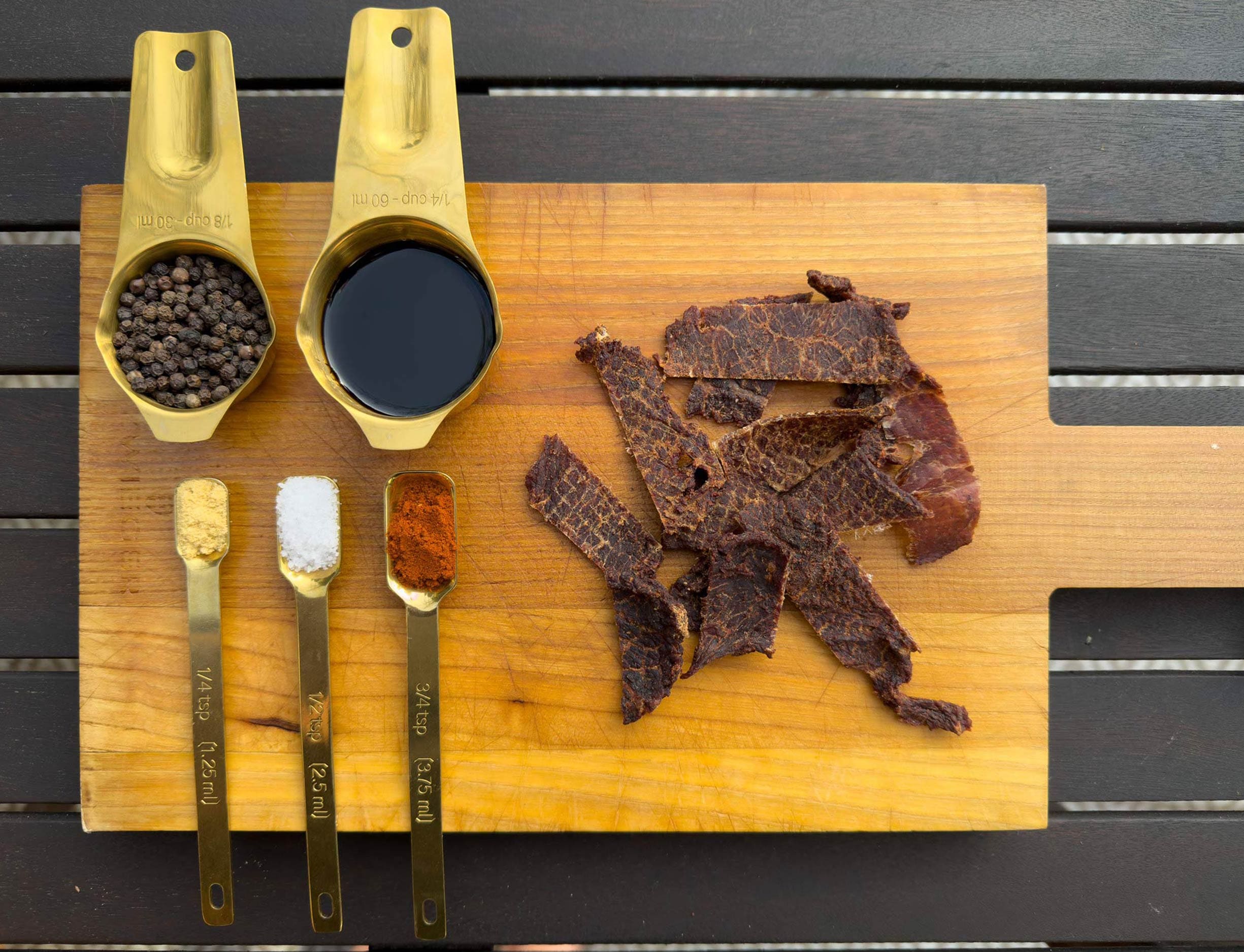 Suszona wołowina Badger Outdoor Beef Jerky Smoky Hot - 50 g