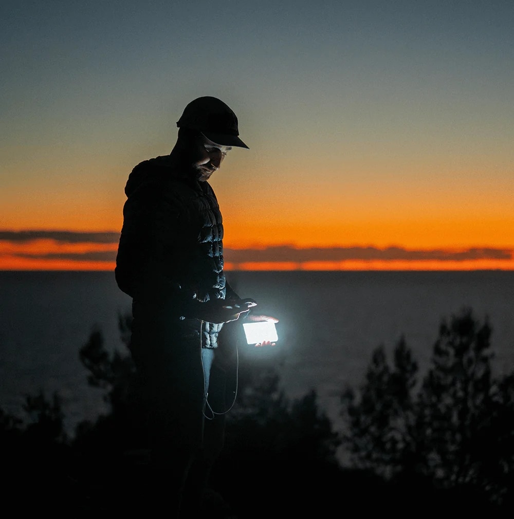 Powerbank solarny Xtorm Go2 10000 mAh 15W - Black