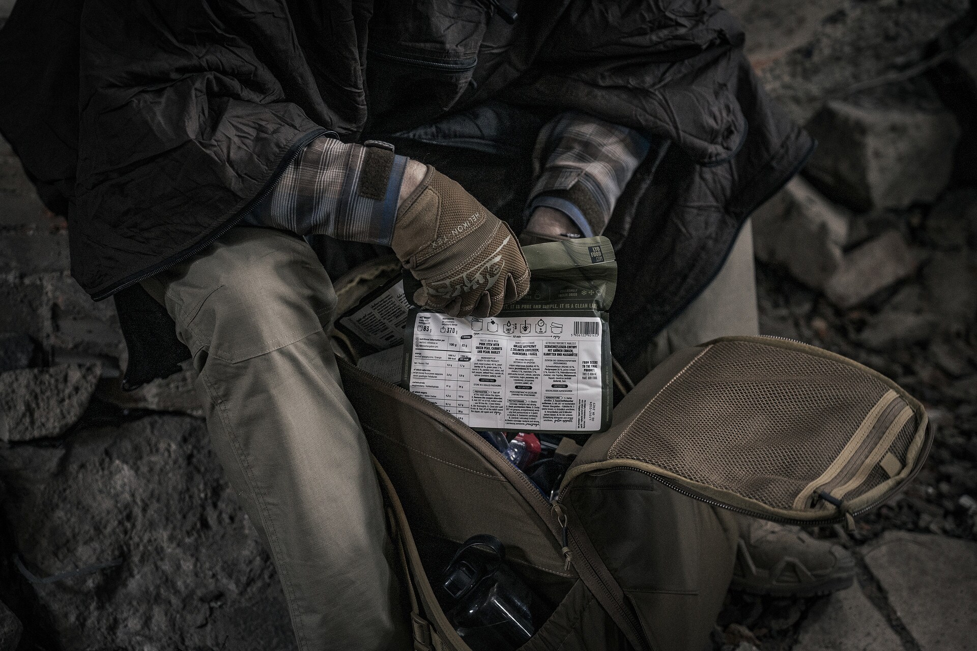 Plecak ewakuacyjny Helikon Bail Out Bag 25 l Adaptive Green V2 - z wyposażeniem