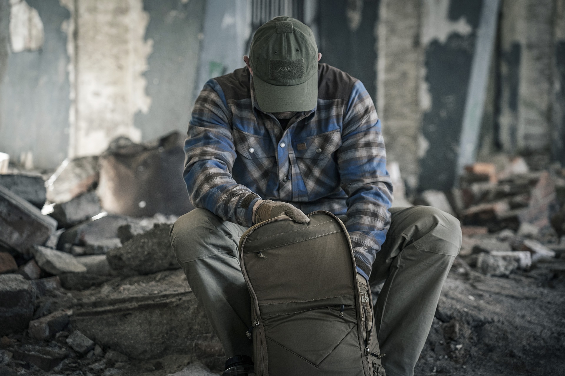 Plecak ewakuacyjny Helikon Bail Out Bag 25 l Adaptive Green V2 - z wyposażeniem