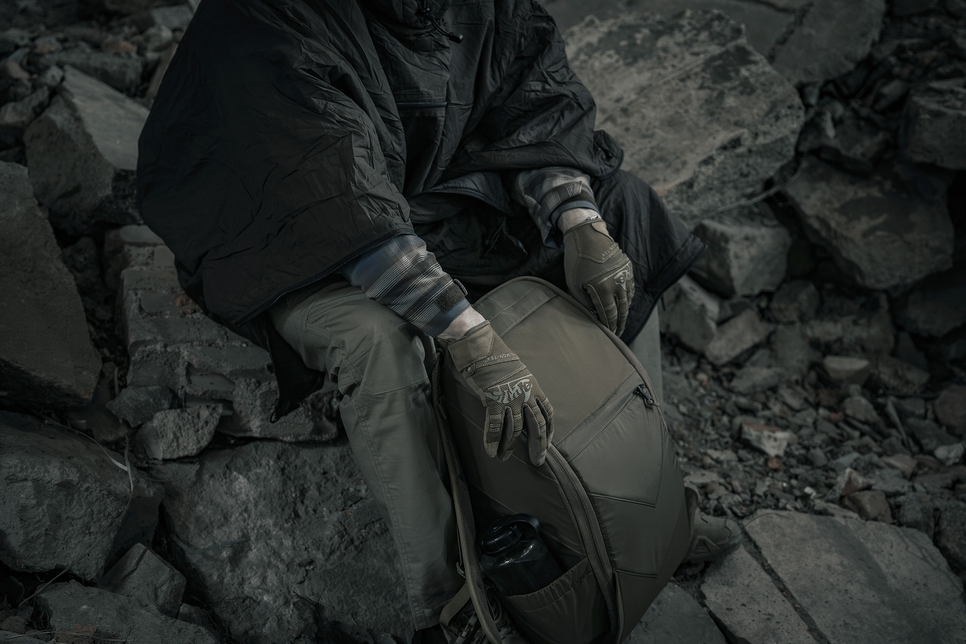 Plecak ewakuacyjny Helikon Bail Out Bag 25 l Adaptive Green V2 - z wyposażeniem