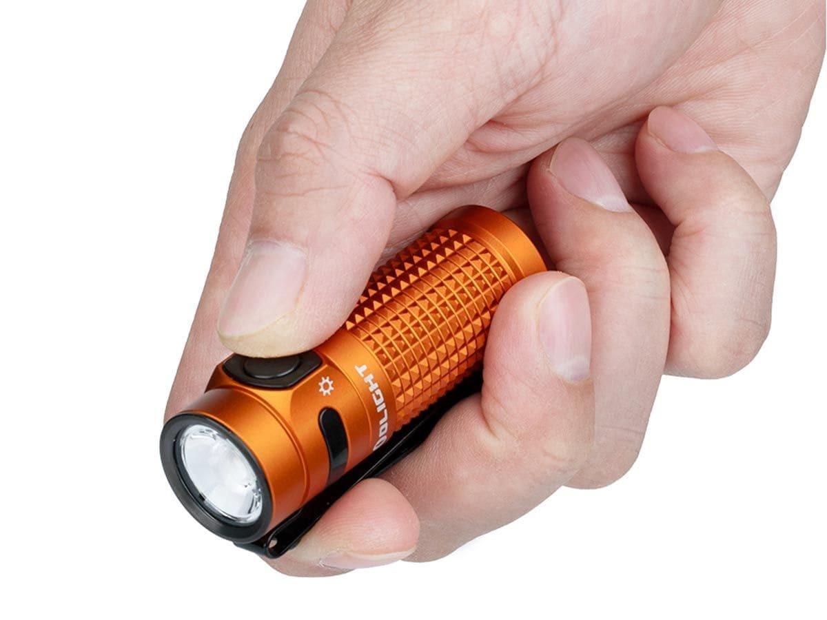 Latarka Olight Baton 4 Premium Edition Orange z bezprzewodowym etui ładującym - 1300 lumenów