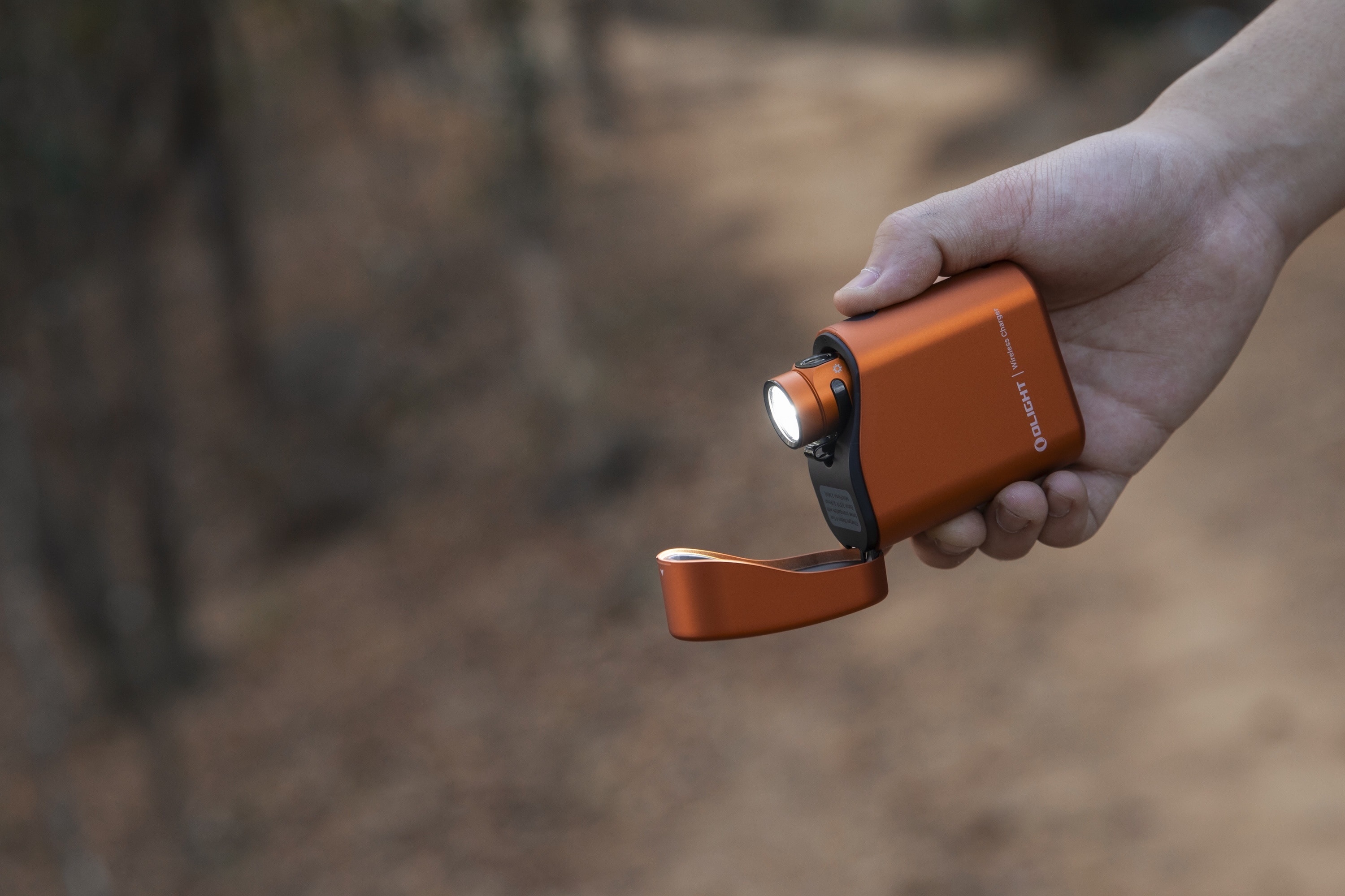 Latarka Olight Baton 4 Premium Edition Orange z bezprzewodowym etui ładującym - 1300 lumenów