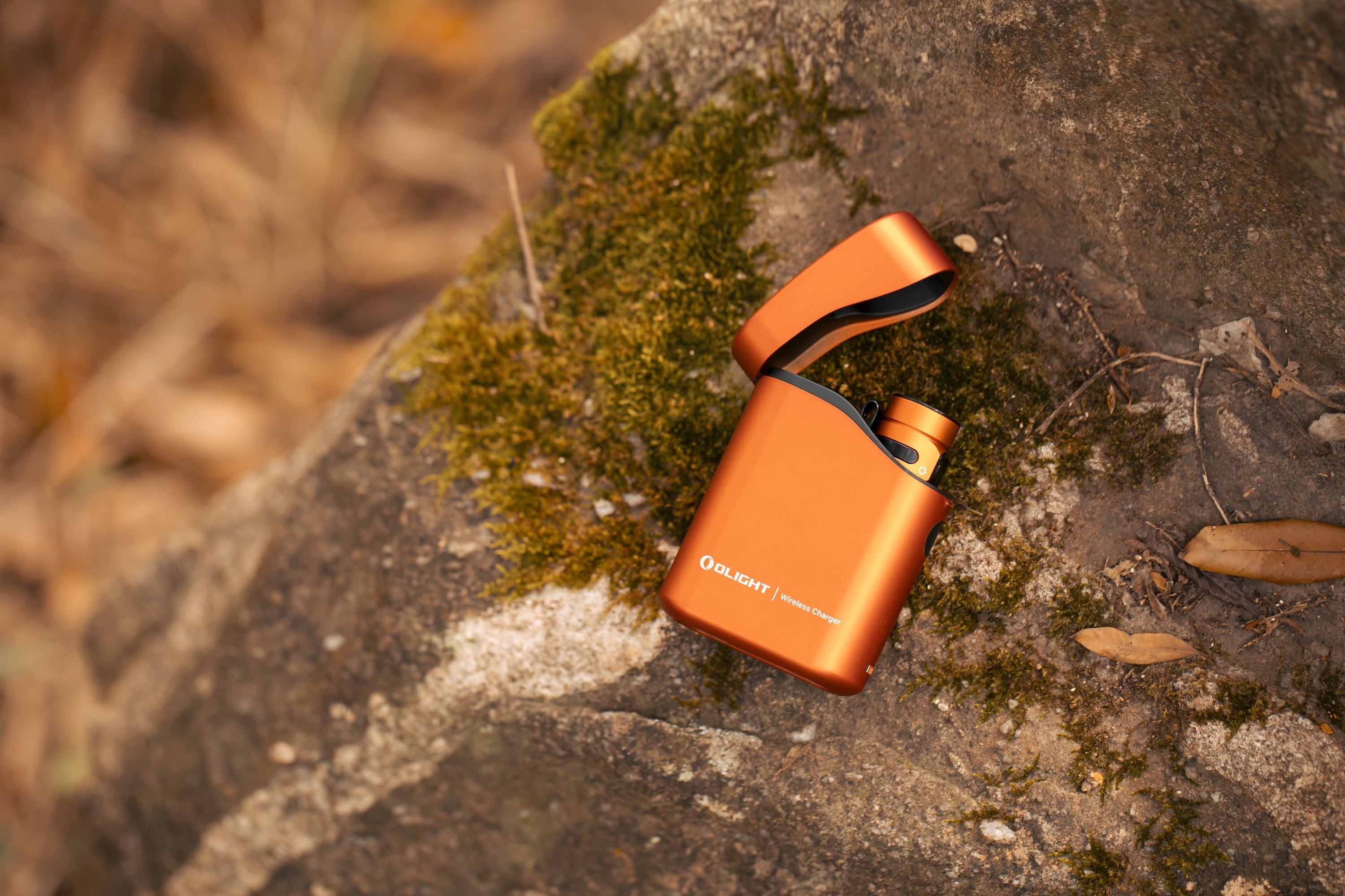 Latarka Olight Baton 4 Premium Edition Orange z bezprzewodowym etui ładującym - 1300 lumenów