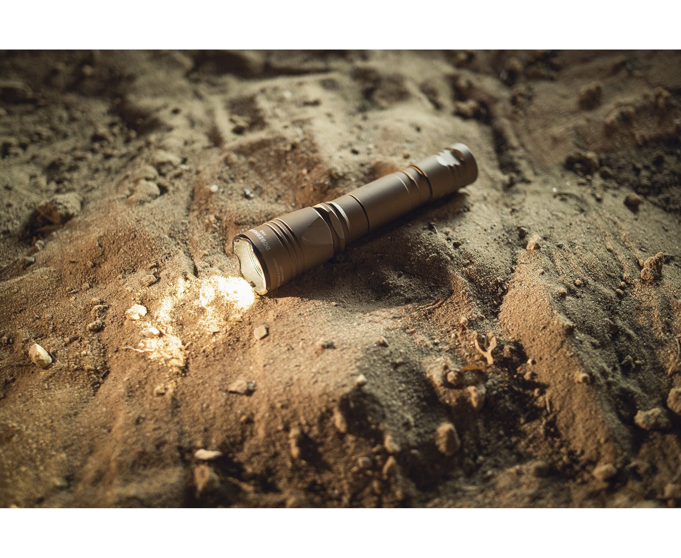 Latarka Armytek Dobermann Pro Magnet USB Warm Sand - 1400 lumenów
